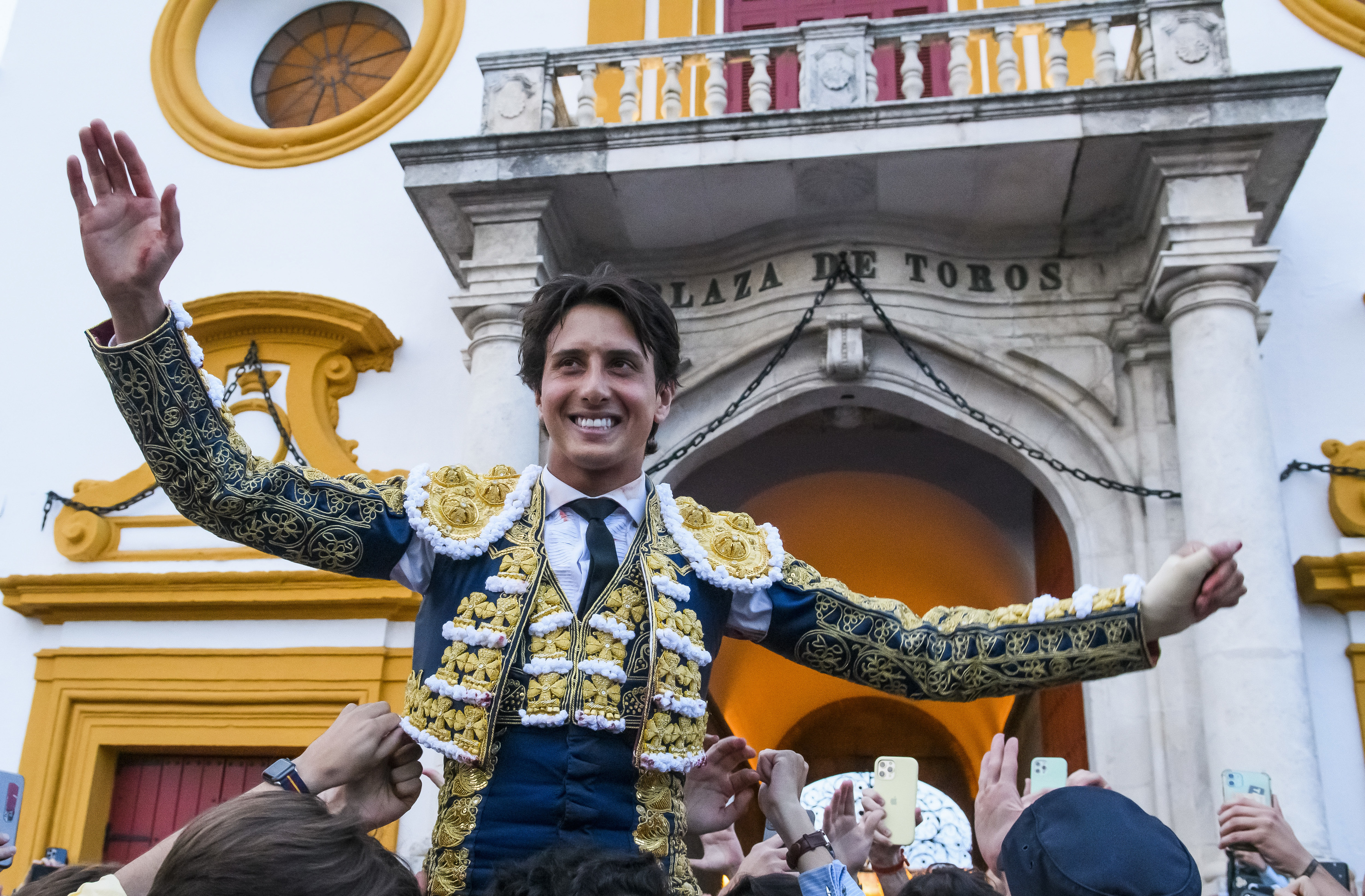 Roca Rey, por la Puerta del Príncipe: la Maestranza como si fuera ...