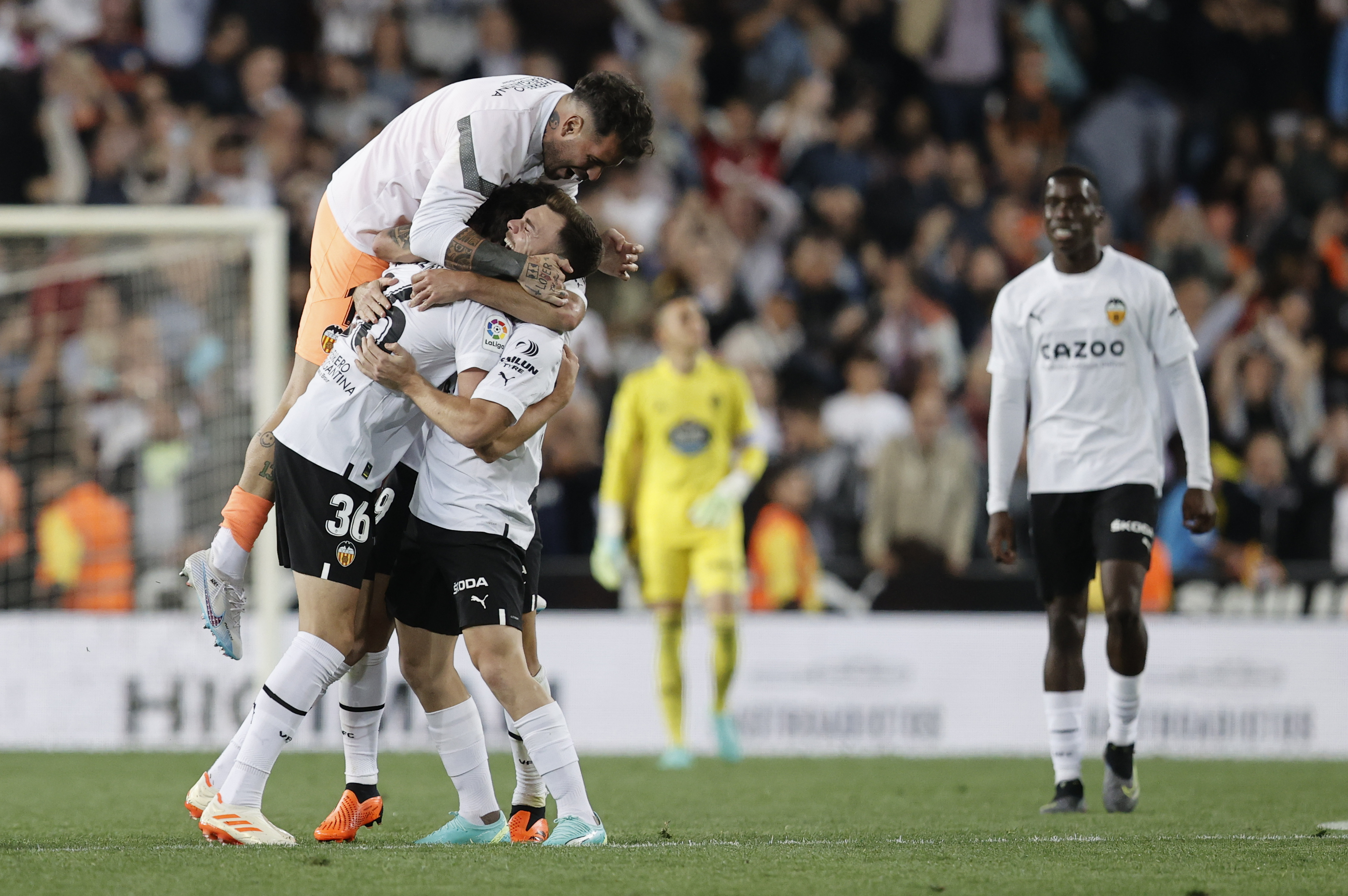 El Valencia resucita ante el Valladolid con el gol del canterano Javi ...