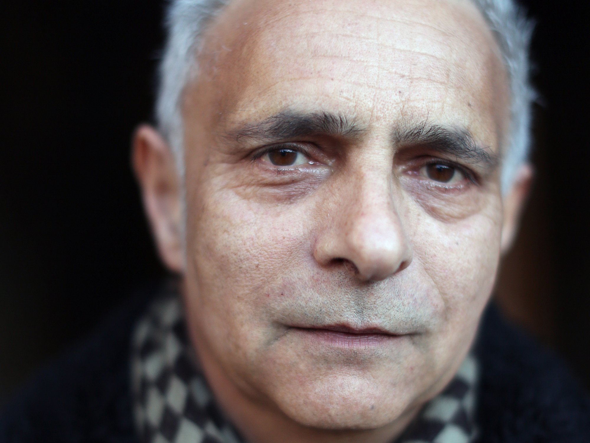 Hanif Gr Hanif Kureishi vuelve de la casi muerte hecho una furia 'antiwoke ...