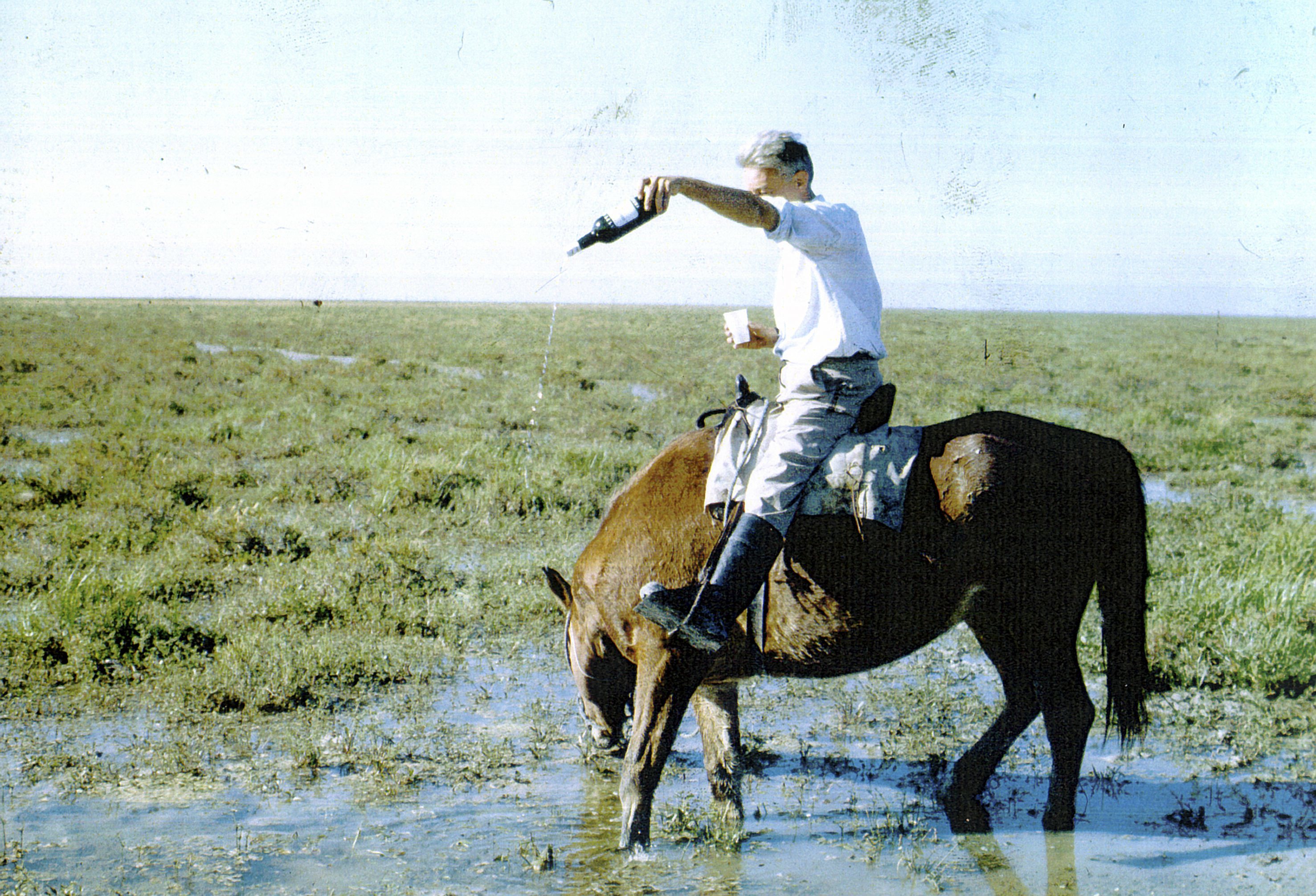 Valverde riega Doñana con vino en 1969.