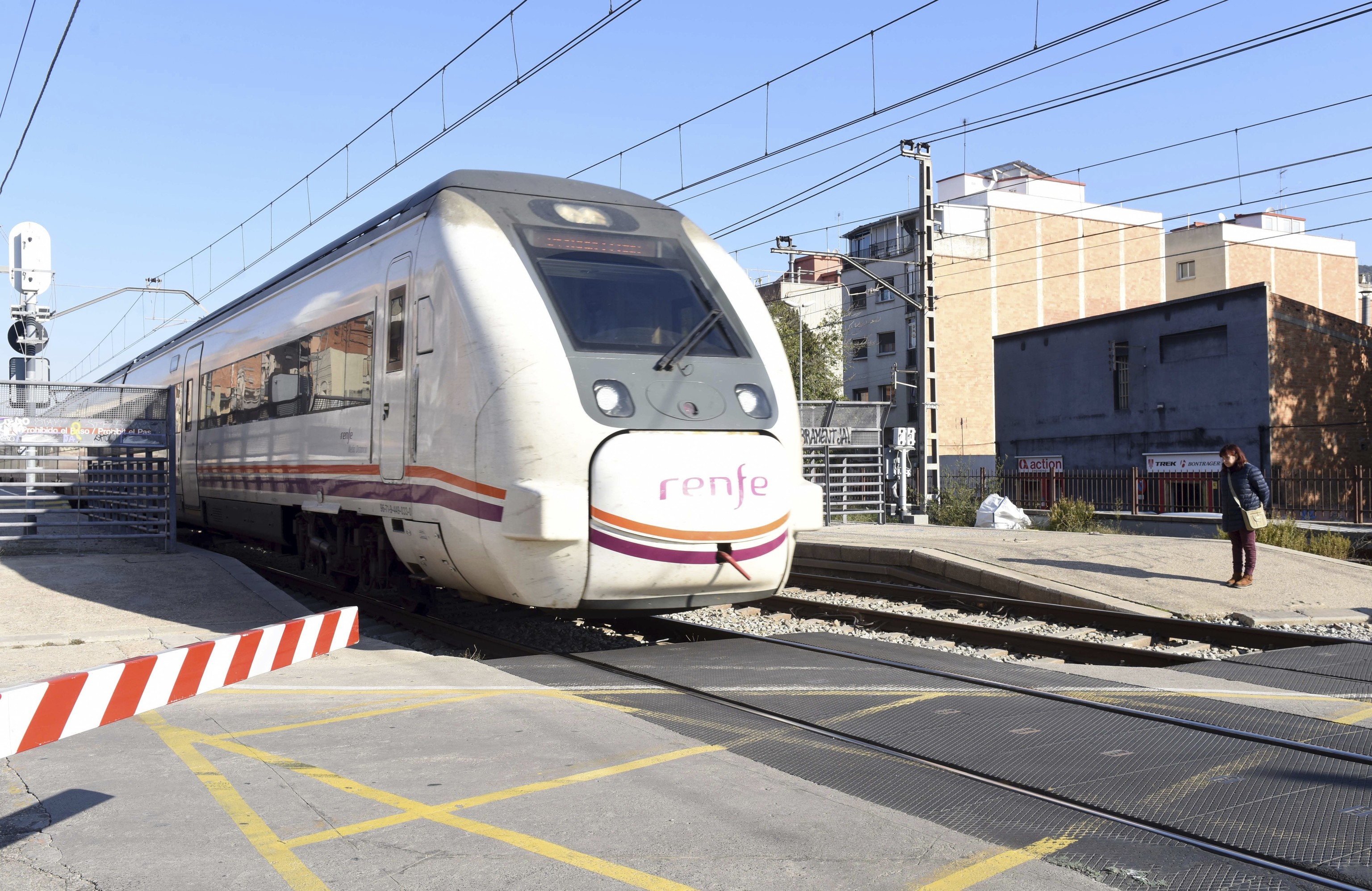 Un muerto y dos heridos graves al arrollar un tren a un coche en un ...