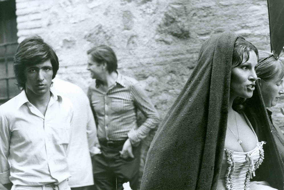Enrique Cerezo junto a la actriz Raquel Welch en un rodaje