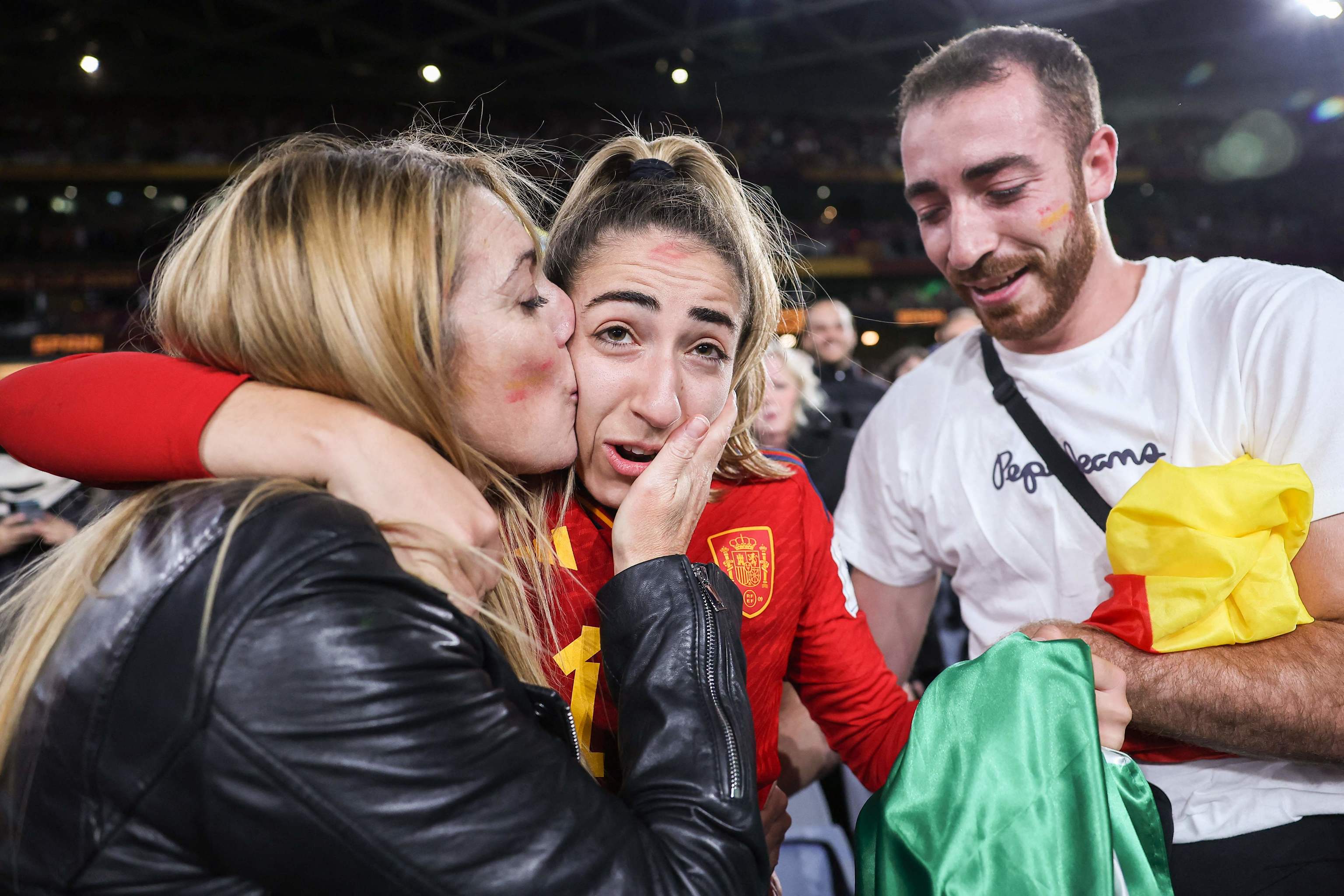Carmona, con su madre y su hermano tras la final.
