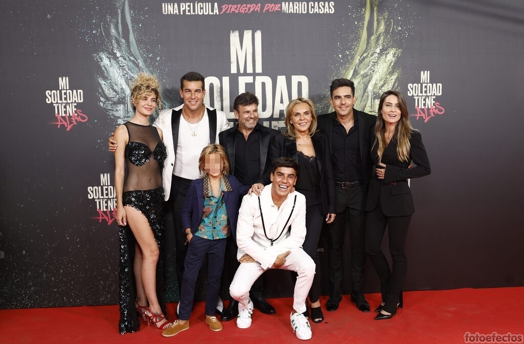 A la premiere de 'Mi soledad tiene alas' no falló ninguno de los Casas. Los dos hermanos posaron en el photocall acompañados por su gran familia: sus jóvenes padres, Ramón Casas y Heidi Sierra, su hermana, Sheila Casas, uno de los hermanos menos conocido, Christian Casas, y, por supuesto, el pequeño Daniel, que posó por primera vez.