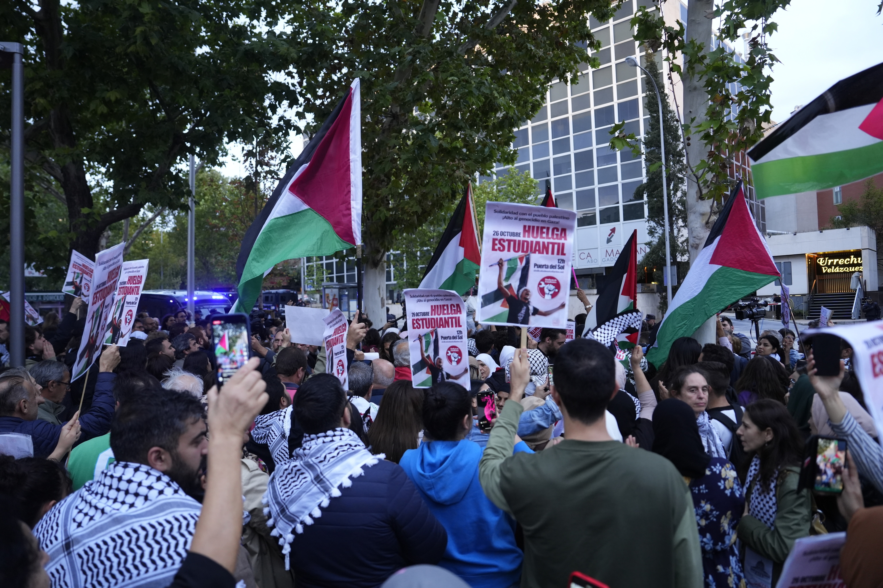 Centenares de personas protestan frente a la Embajada de Israel a favor ...