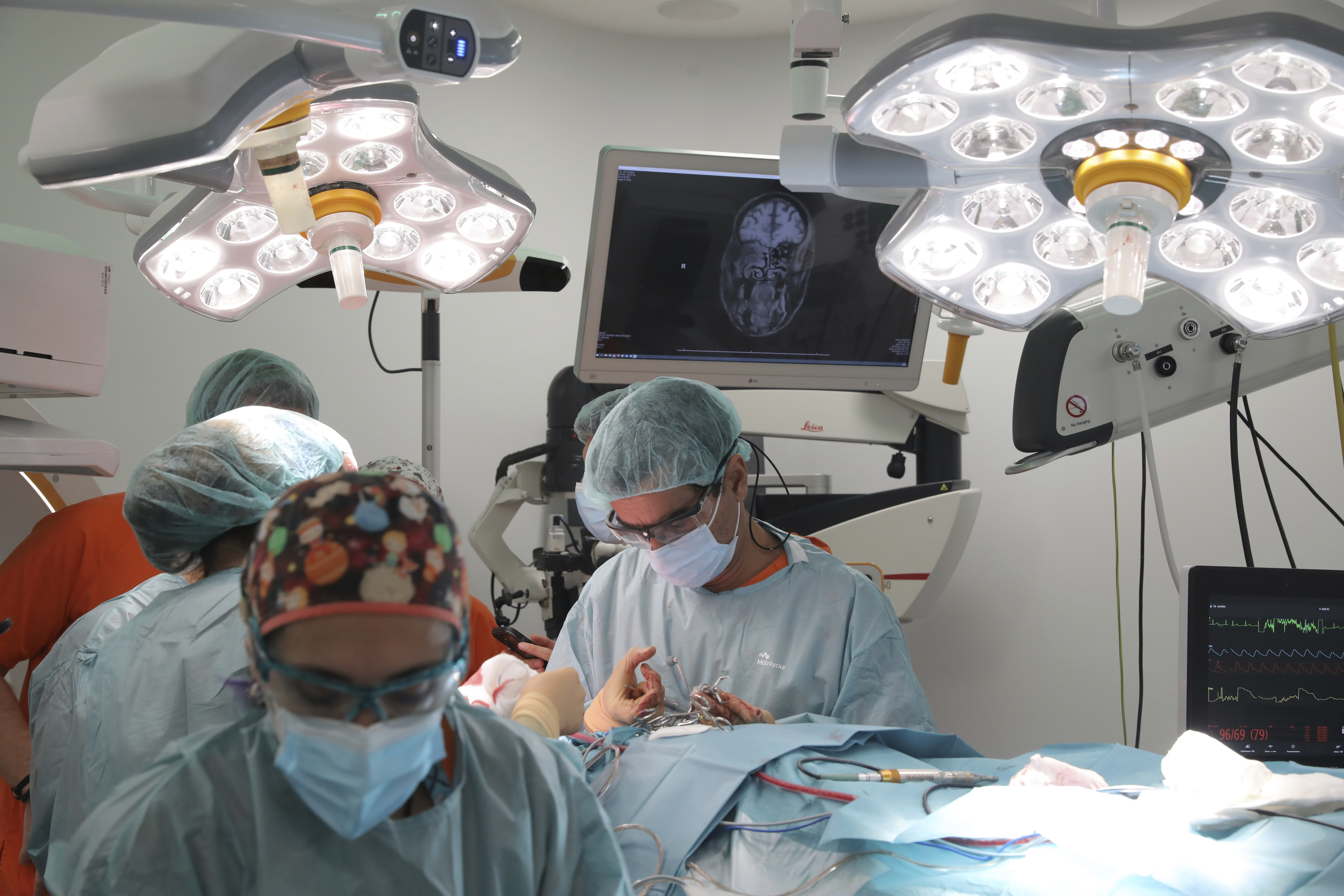 Un equipo de profesionales sanitarios preparan una cirugía en un hospital madrileño.