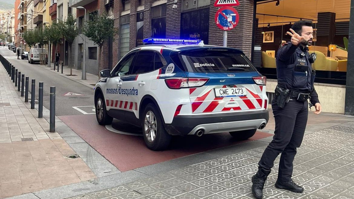 Los Mossos desalojan la sede de Vox en Barcelona por amenaza de bomba ...