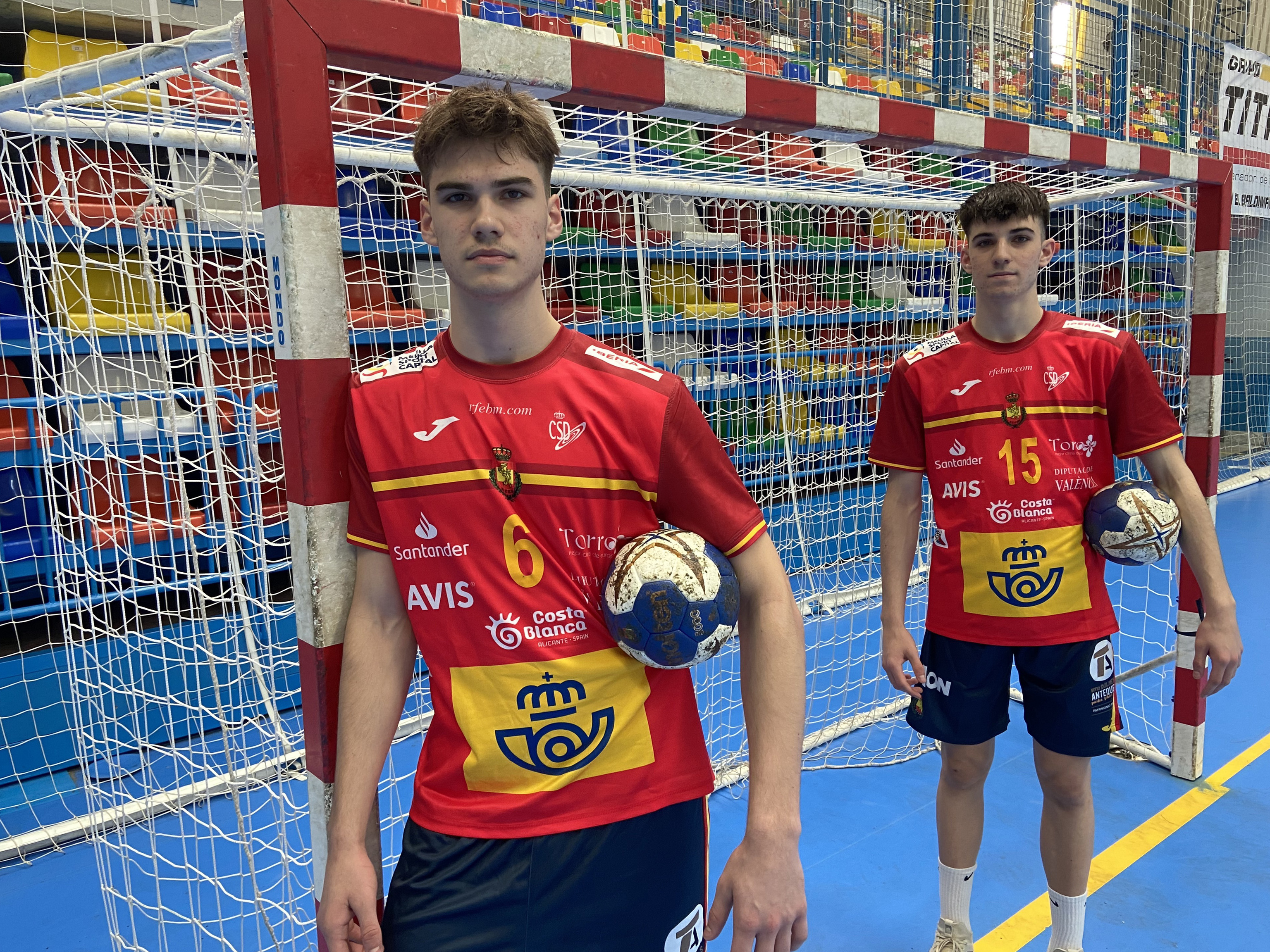 Los hermanos Cikusa, Djordje (izda.) y Petar (dcha.), posan antes de su debut con la selección española.