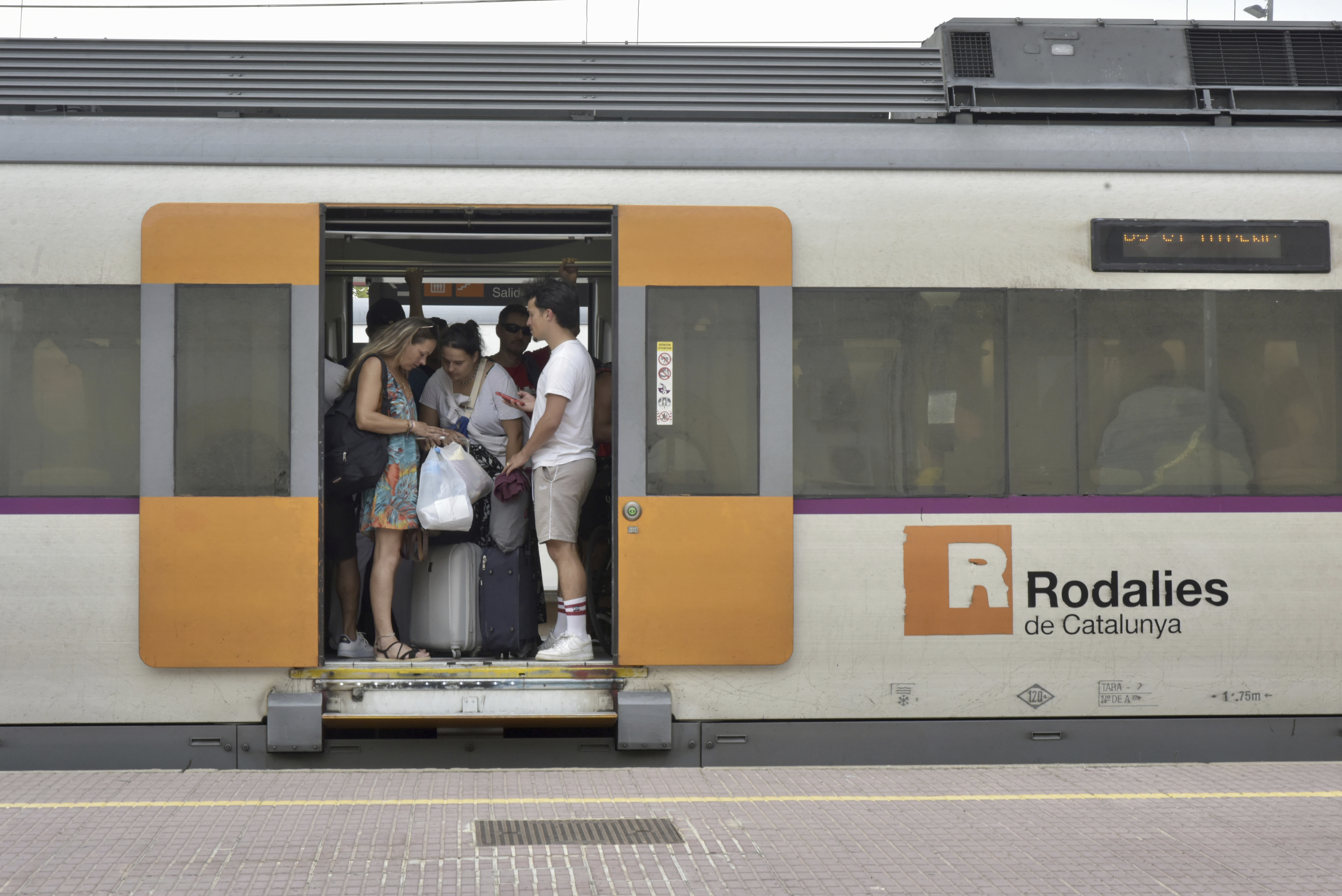 Los sindicatos amenazan con cinco días de huelga en Renfe y Adif contra ...