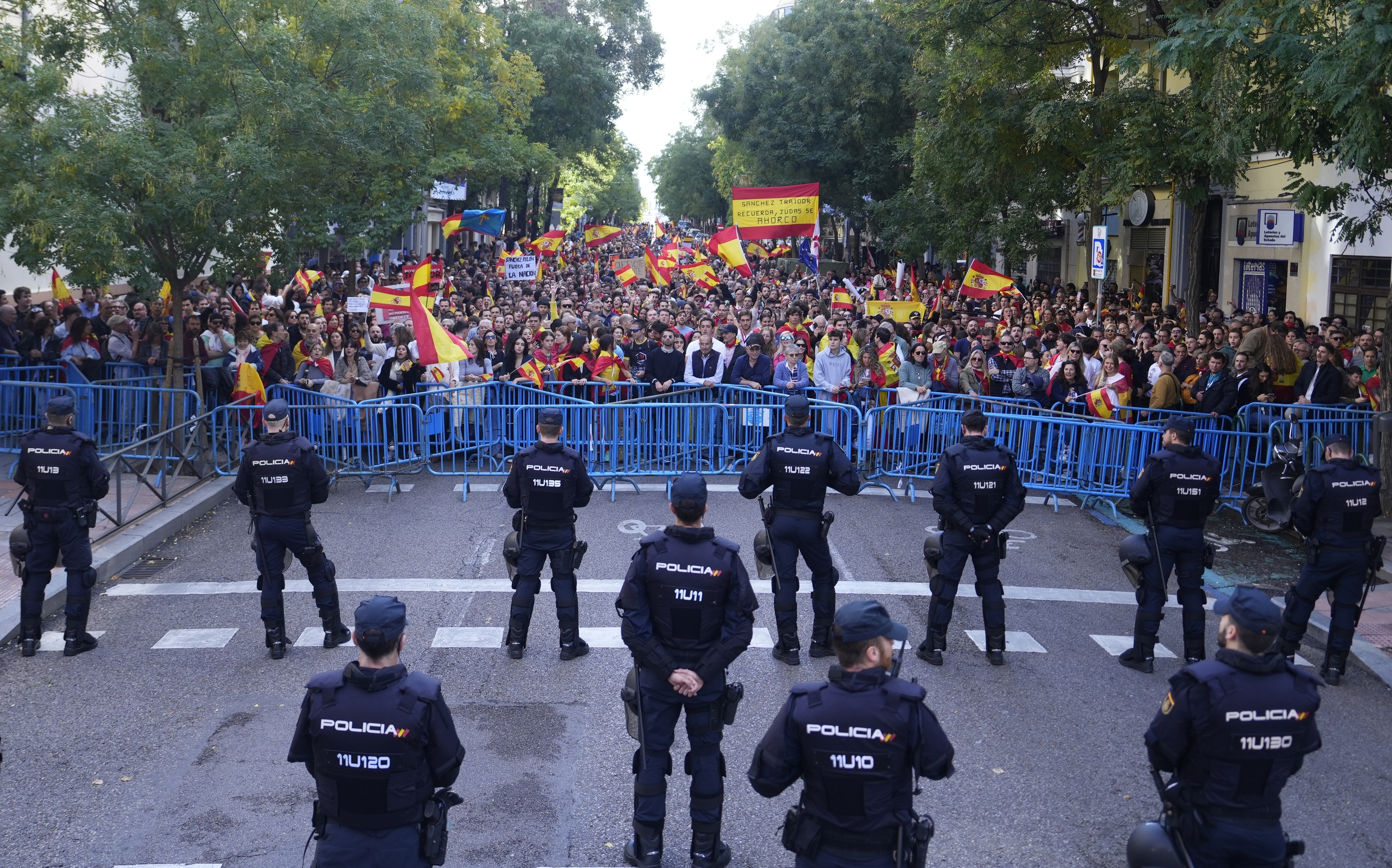 Las protestas en Ferraz continúan por la tarde con gritos contra ...