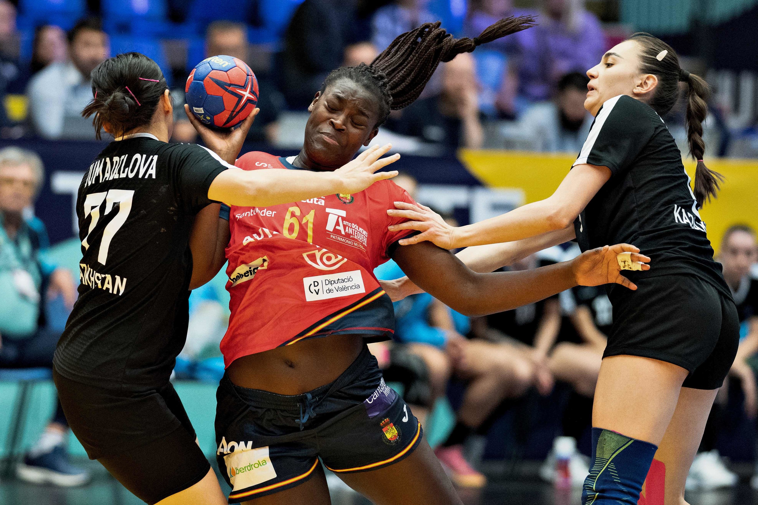 La española Lysa Tchaptchet, con el balón, durante el partido ante Kazajistán.