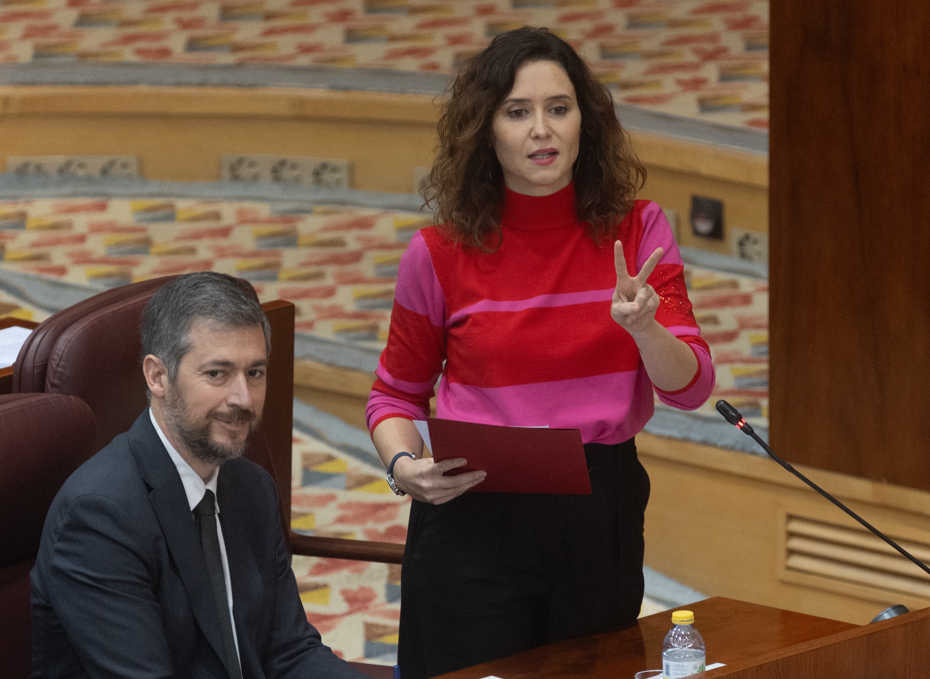 Ayuso marca ahora distancia con el discurso migratorio de Vox en Alcalá ...
