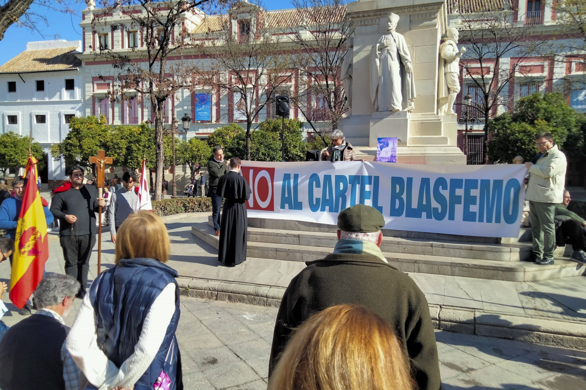 Decenas de personas se concentran en Sevilla para protestar contra el ...