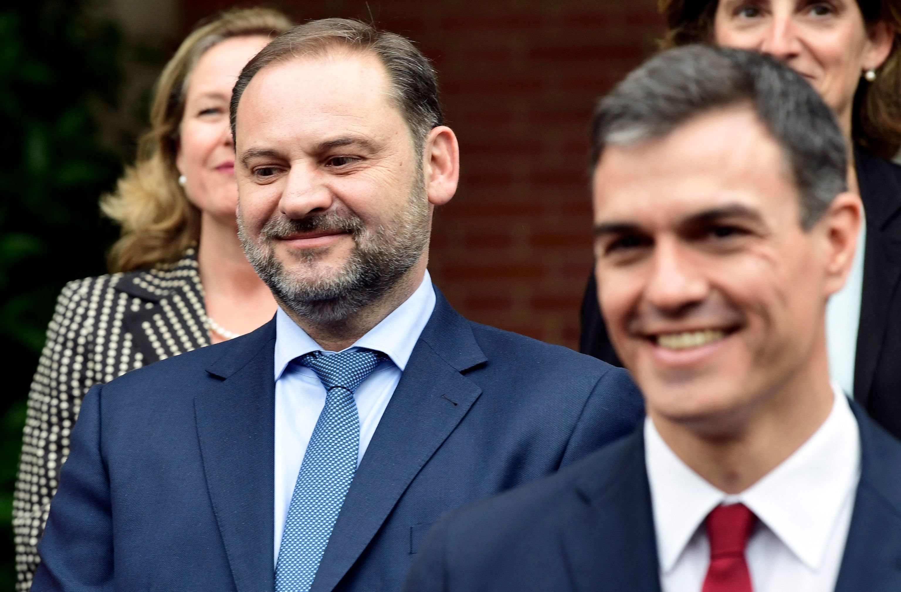 El pulso de Ábalos ahonda en la debilidad de Pedro Sánchez | Editorial