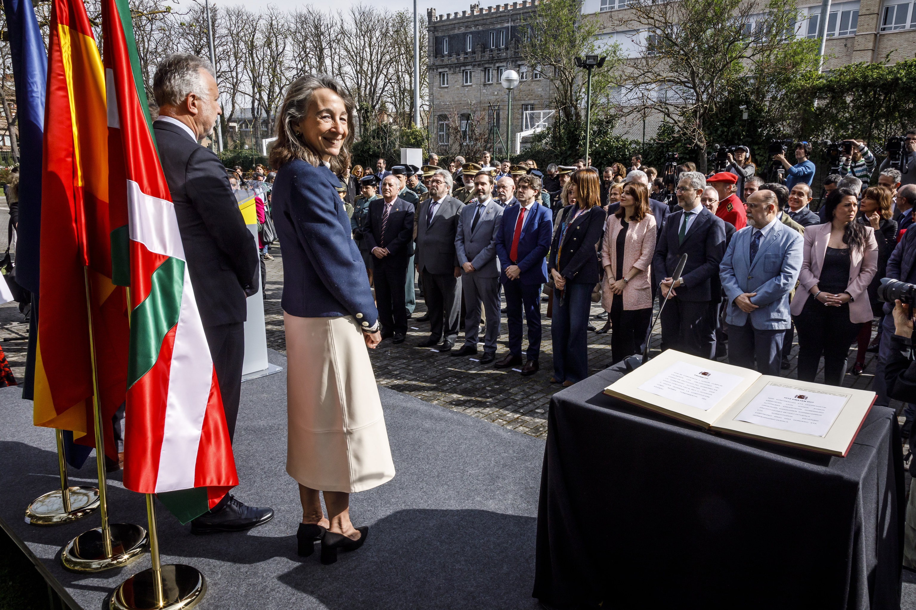La delegada del Gobierno Marisol Garmendia durante su toma de posesión junto al ministro Ángel Víctor Torres en Vitoria.