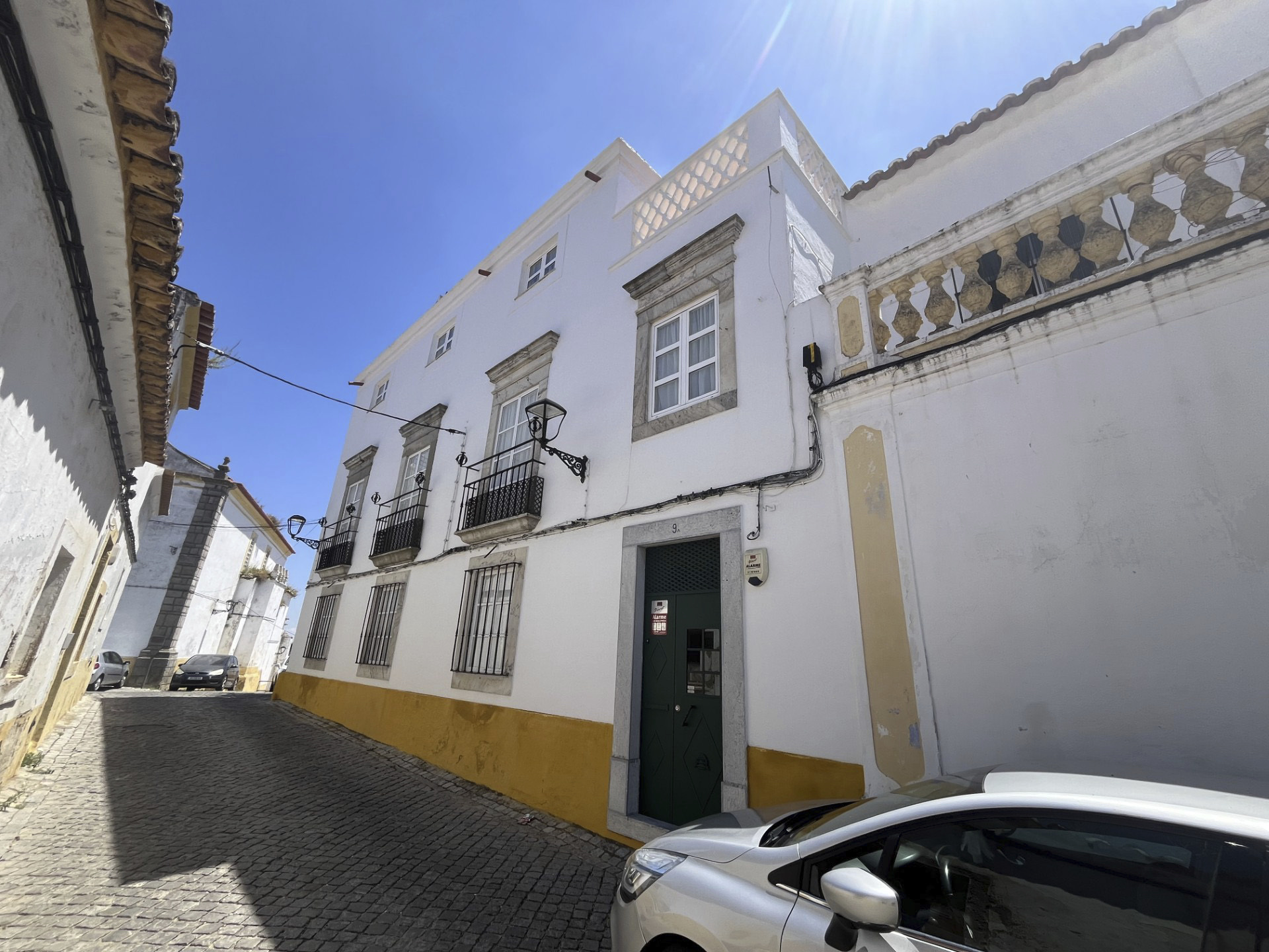La pista fantasma del hermano de Sánchez entre Badajoz y Elvas: "No aparece, pero está prohibido hablar de ello" | España