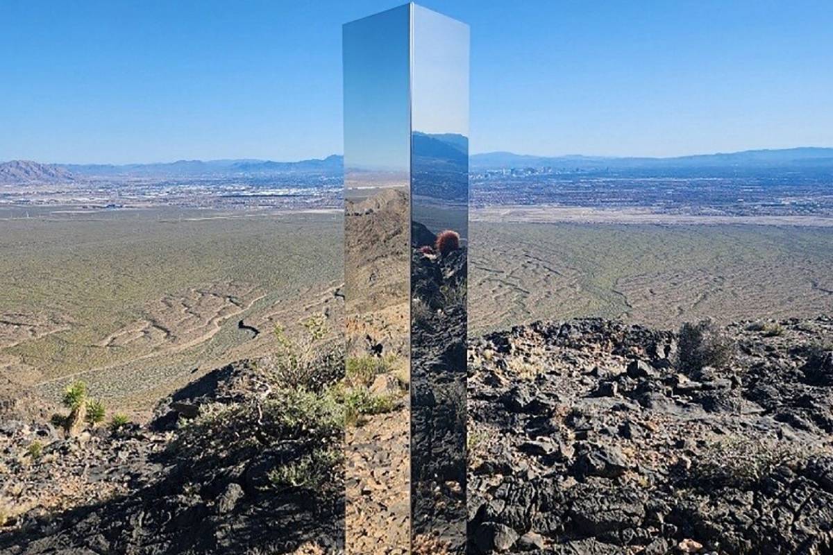 Encuentran un misterioso monolito en medio del desierto de EEUU ...