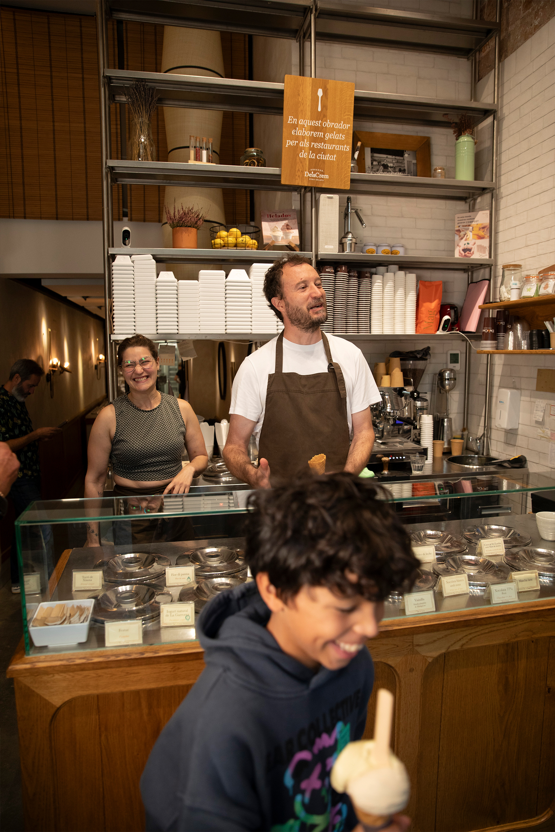 El heladero, atendiendo en Obrador DelaCrem, el segundo de sus tres locales en Barcelona.