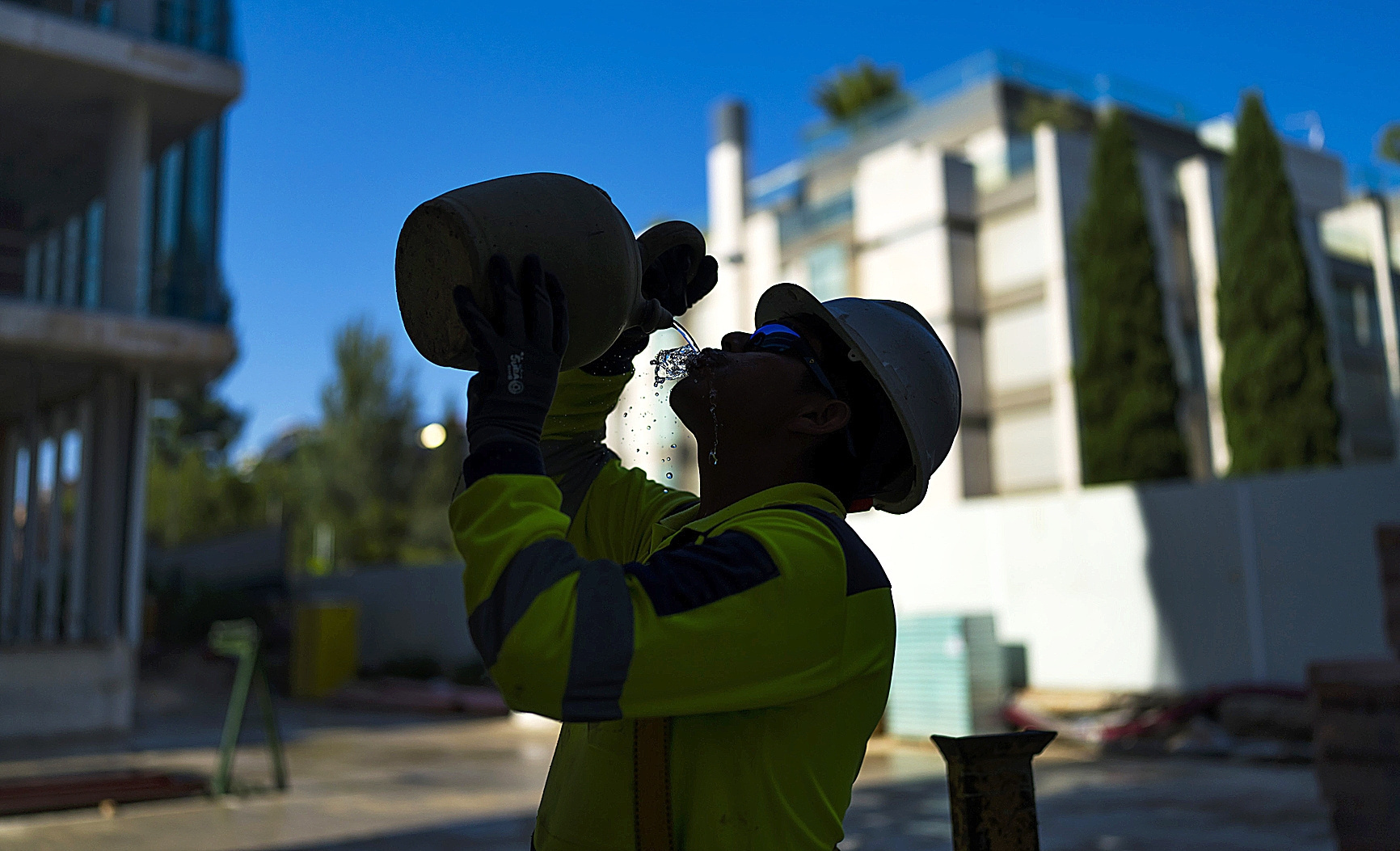La lucha por evitar los golpes de calor en la construcción: "Pedimos a ...