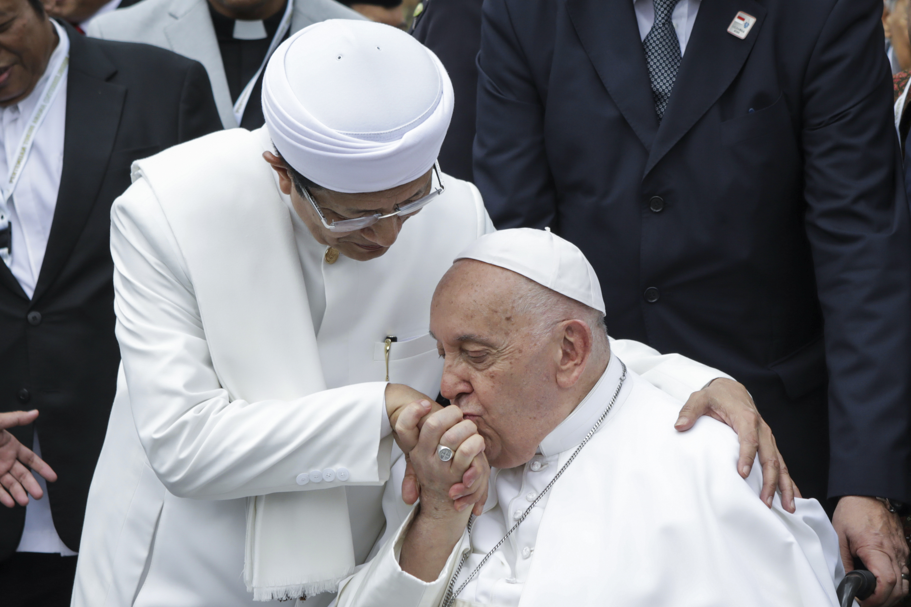 El Papa hace un llamamiento a la paz desde el "túnel de la amistad" que ...