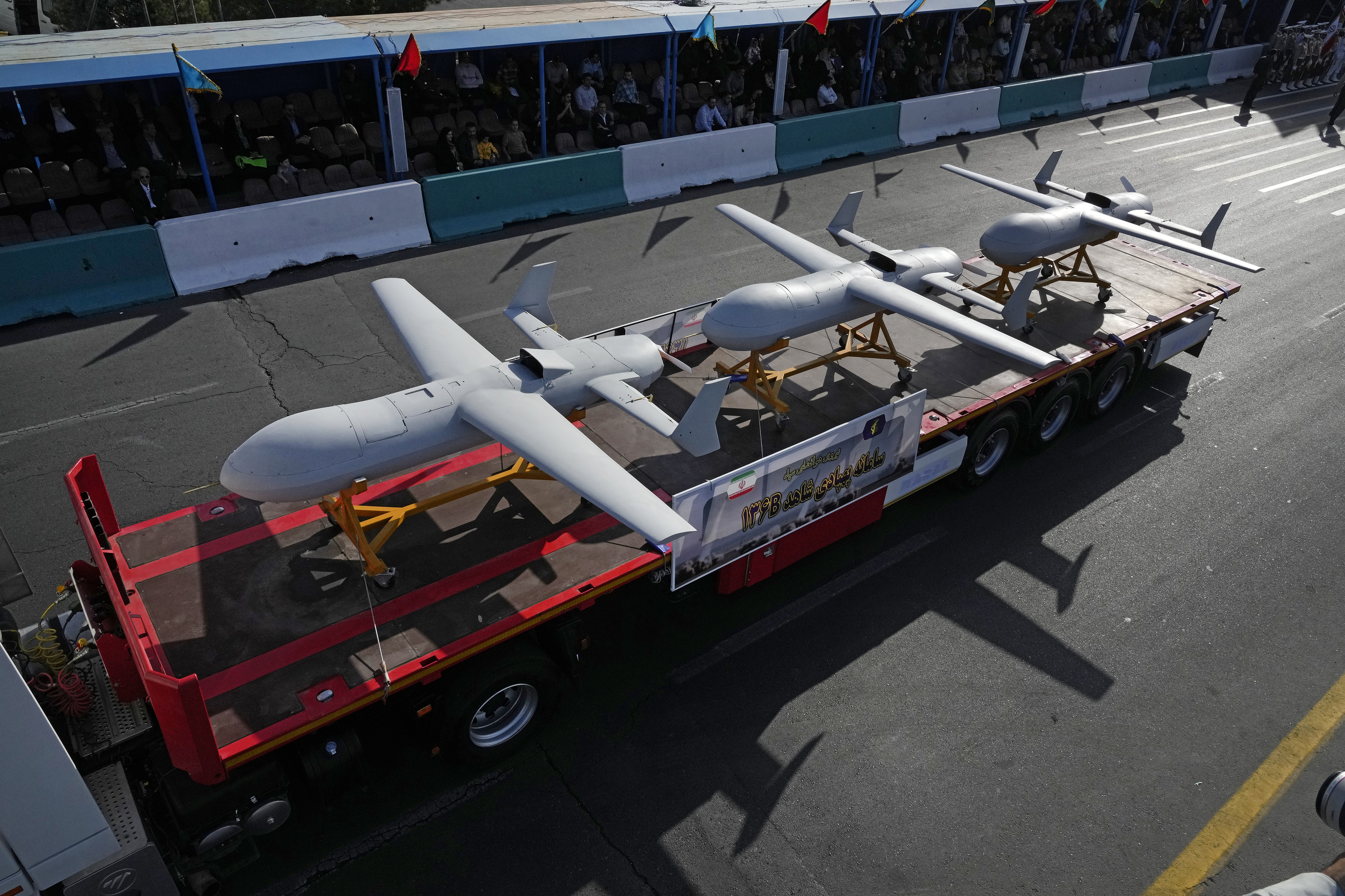 Irán presenta un novedoso misil de propulsión sólida y un dron kamikaze con nuevas características y un alcance de más de 4.000 kilómetros.