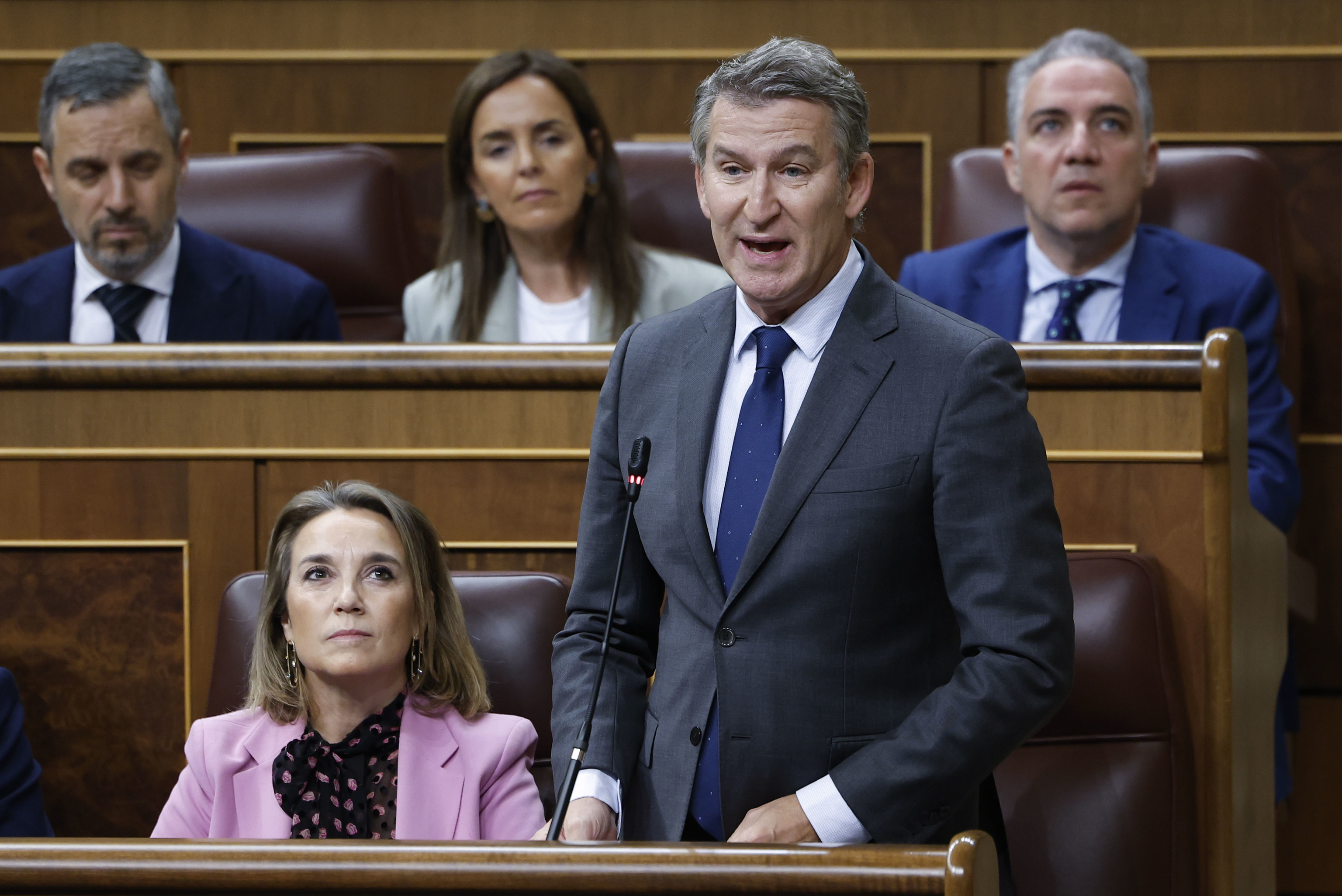 El Feijóo sin gafas que apareció en el Congreso de los Diputados este miércoles junto a Cuca Gamarra