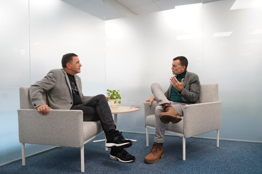 El líder de IU se reúne con Otegi y se hace la foto con él que rehúyen ...