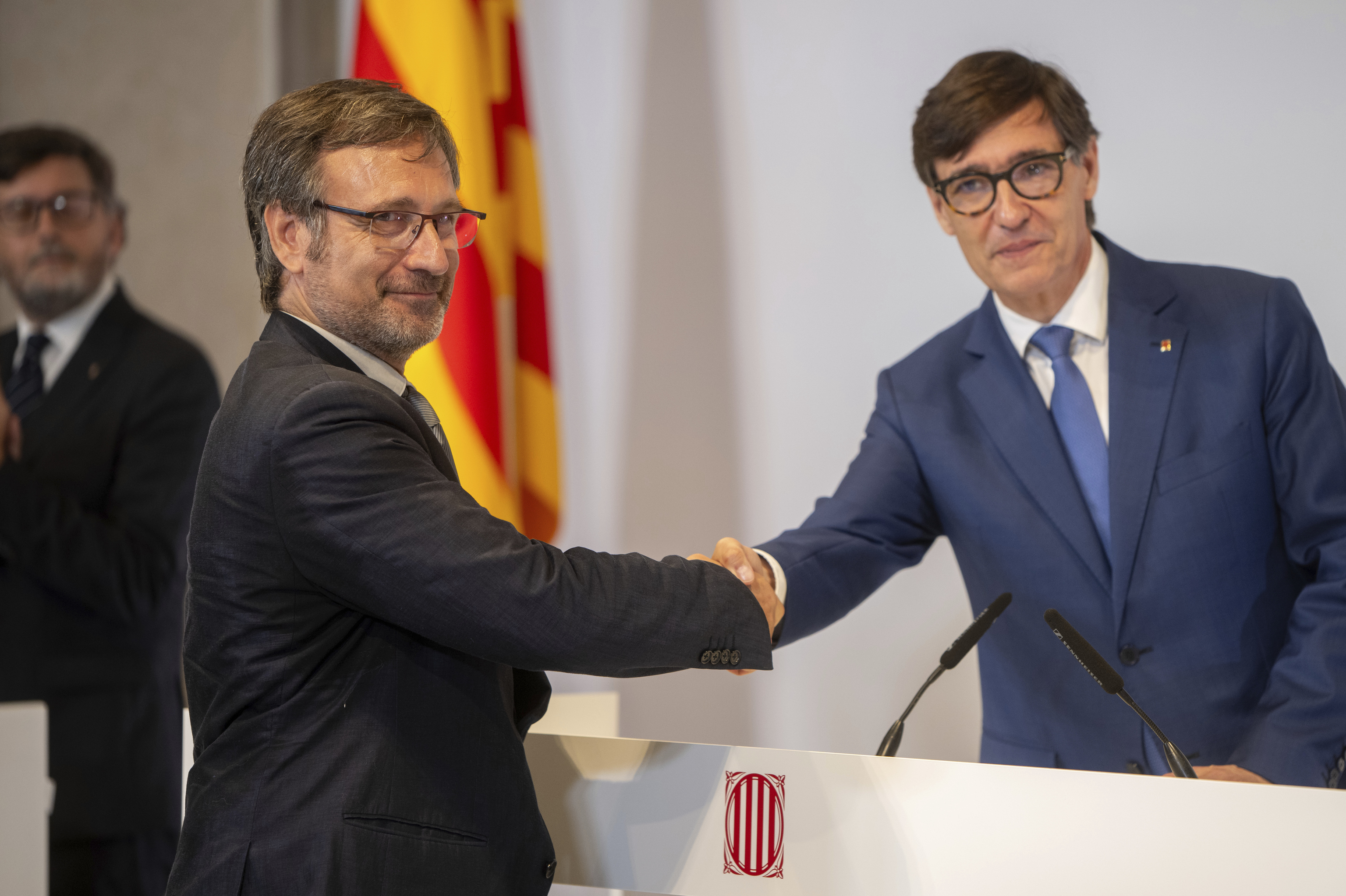 El conseller de Pol�tica Ling��stica, junto a Illa, en su nombramiento.