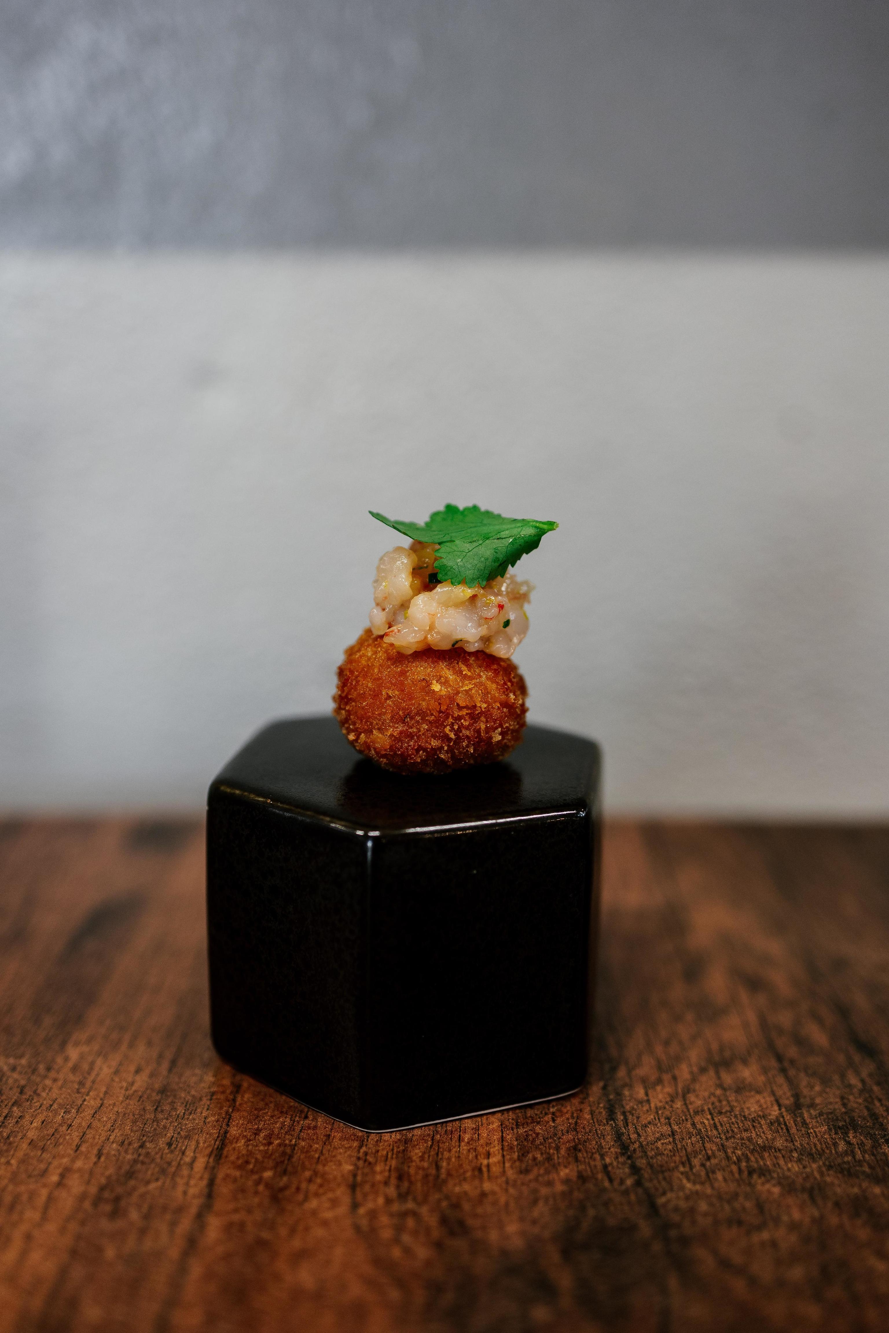 Croqueta 'enchupetada', en Krudo Raw Bar.