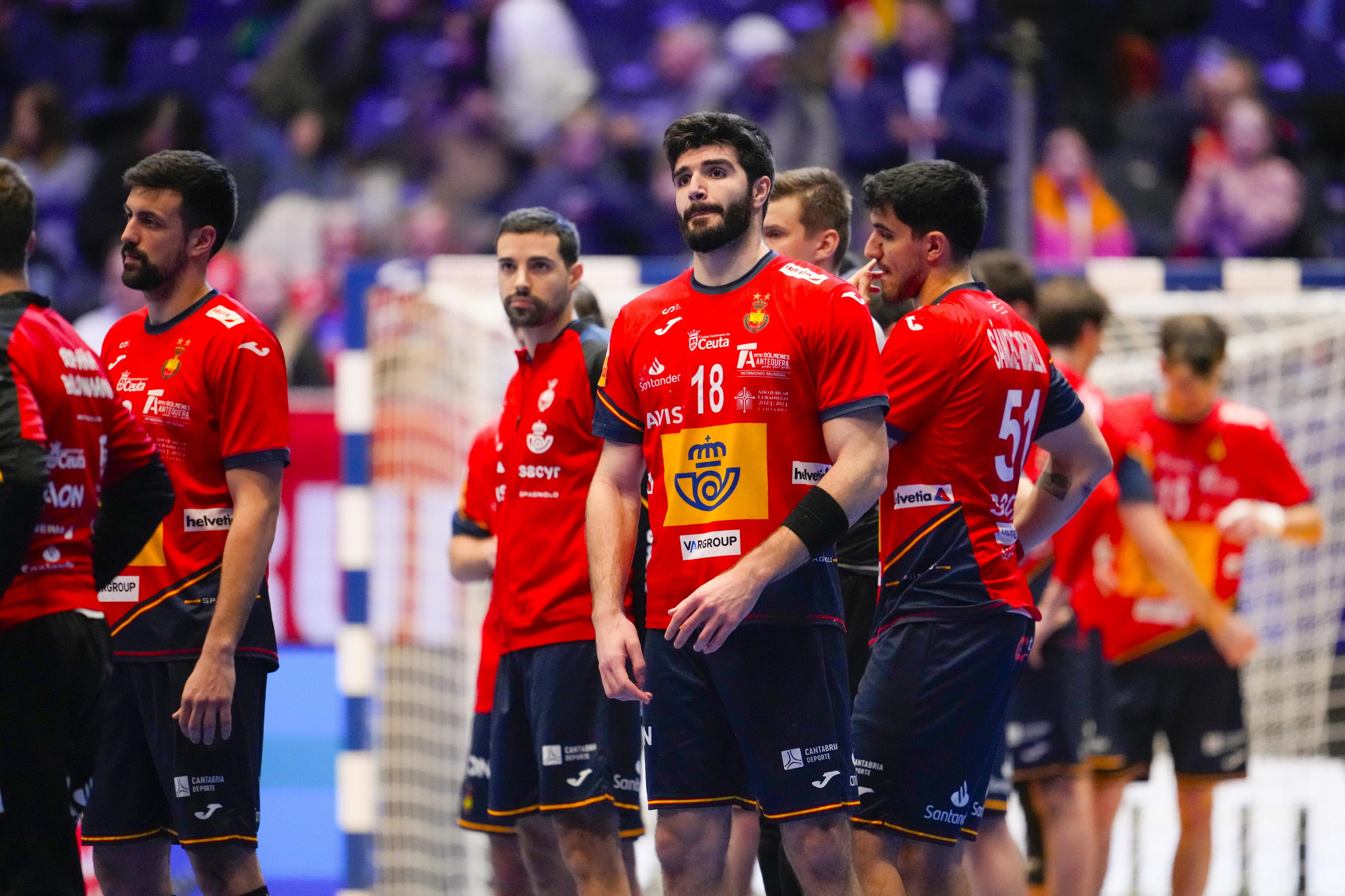 Los jugadores de España, tras la derrota contra Brasil.