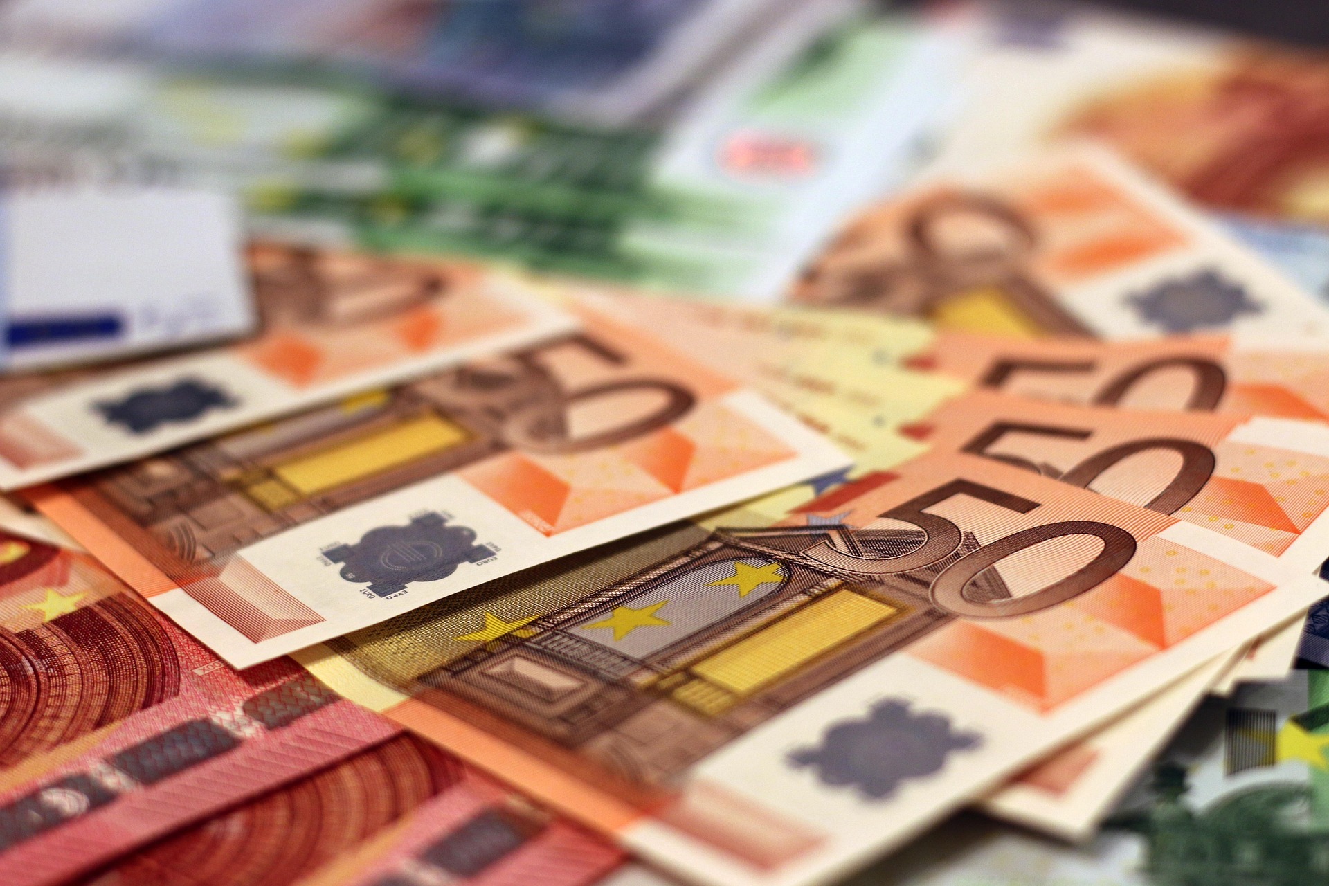 Varios billetes de euro.