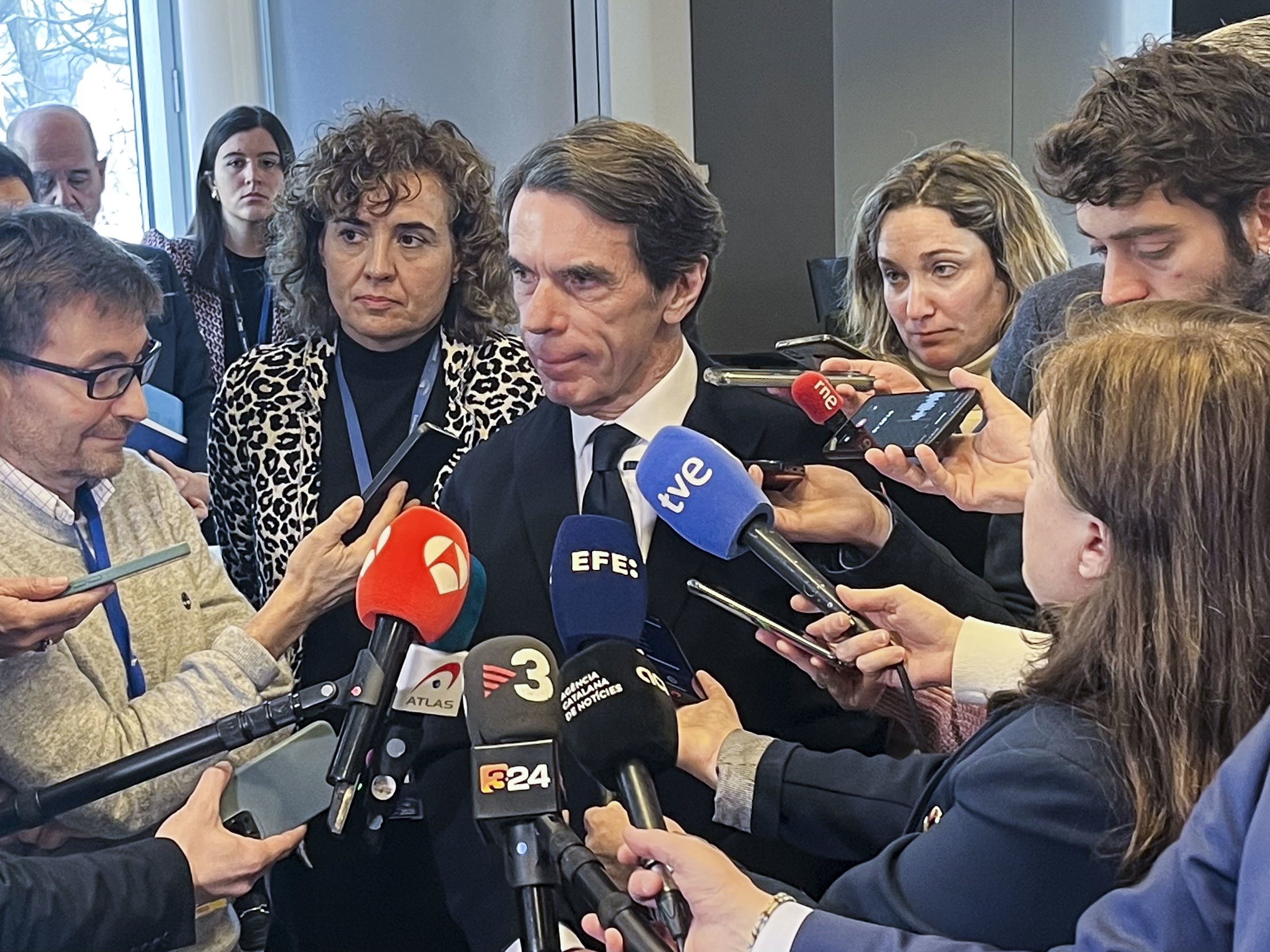 Aznar exige a Sánchez que acuda al Congreso a dar explicaciones sobre ...