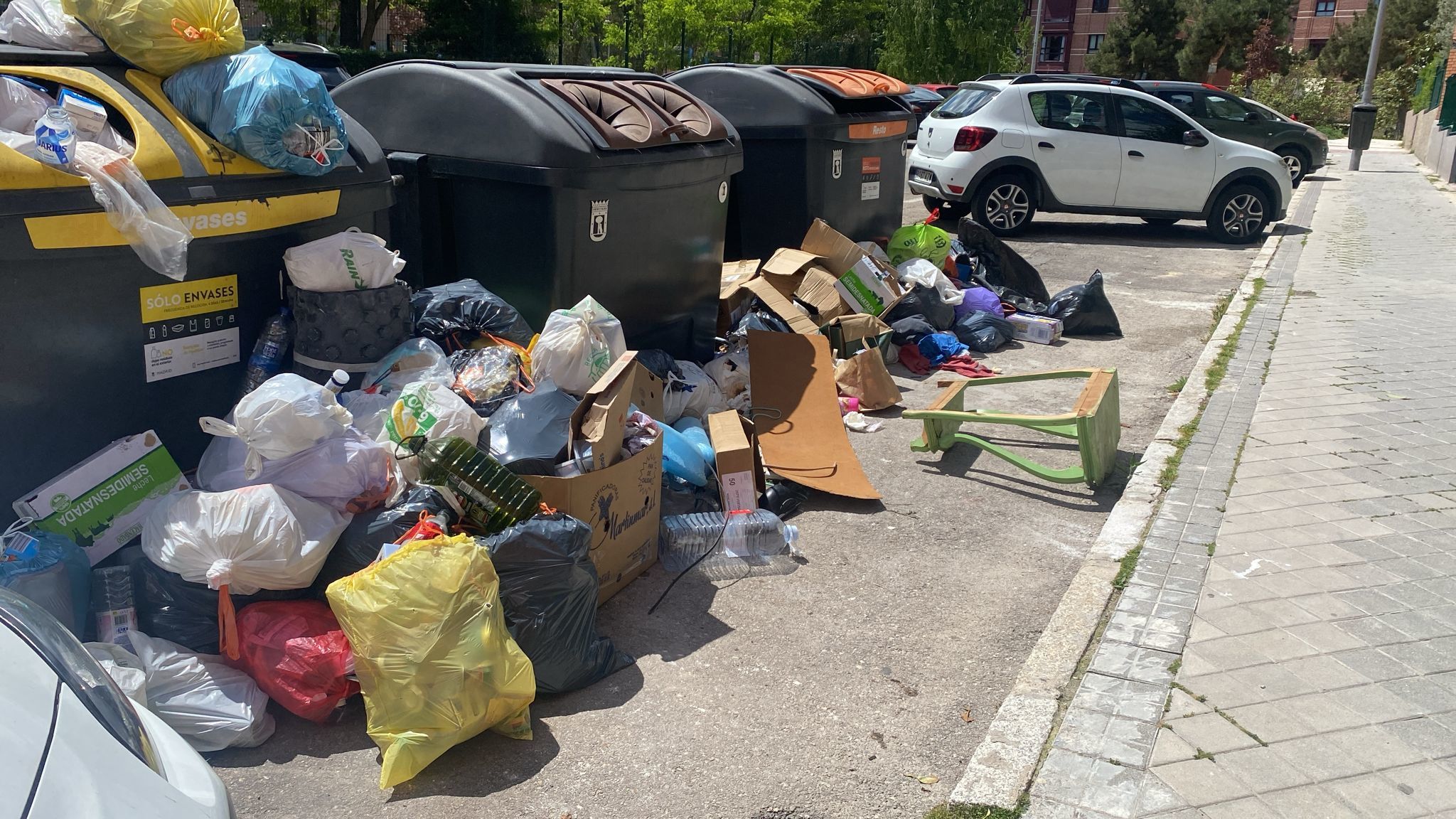 La huelga de basuras se mantiene en Madrid y el Ayuntamiento prepara ...
