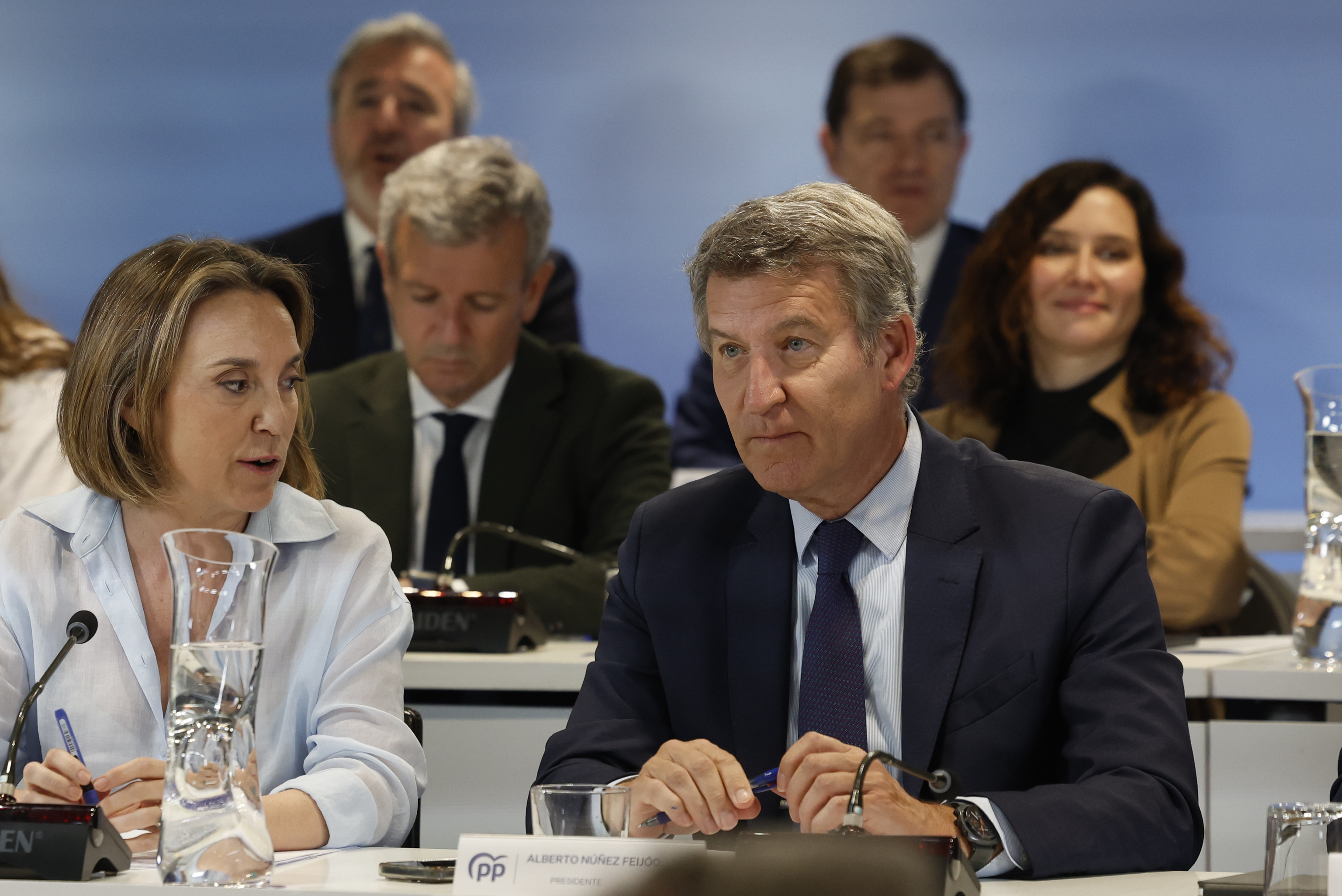 Feijóo desliza las primeras líneas del 'nuevo PP': defiende "gobernar en  solitario", pero no cierra la puerta a Vox, y dice estar a favor de  "disminuir la inmigración" | España