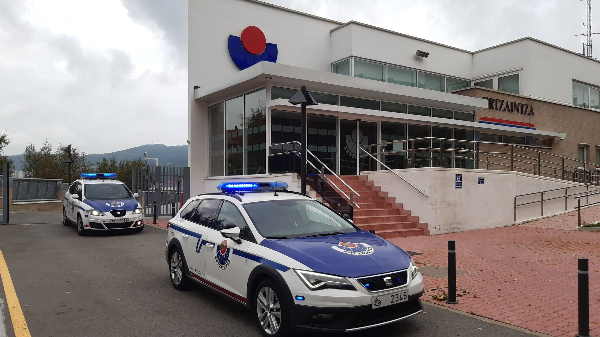 Vehículos de la Ertzaintza en una comisiaría de la policía regional.