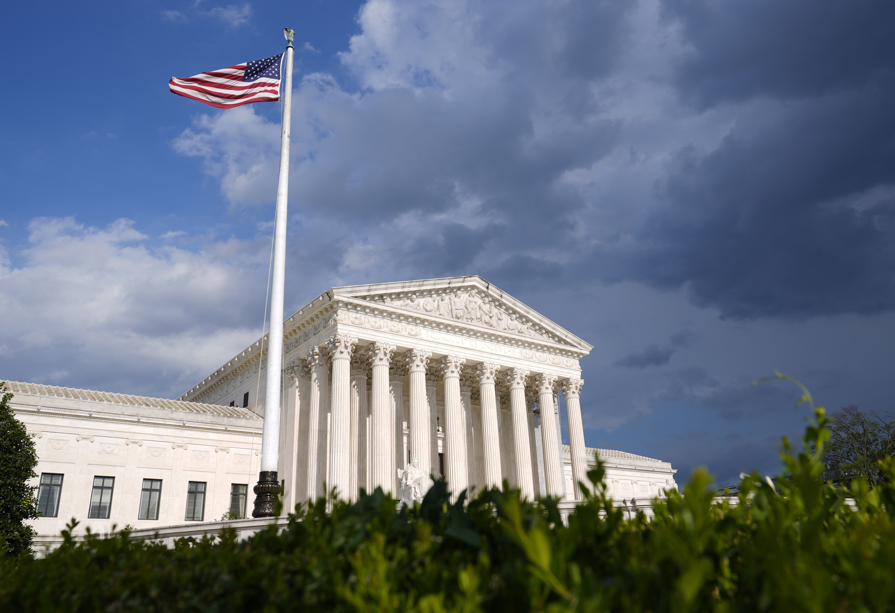 El Tribunal Supremo de EEUU permite a Trump revocar la protección legal ...