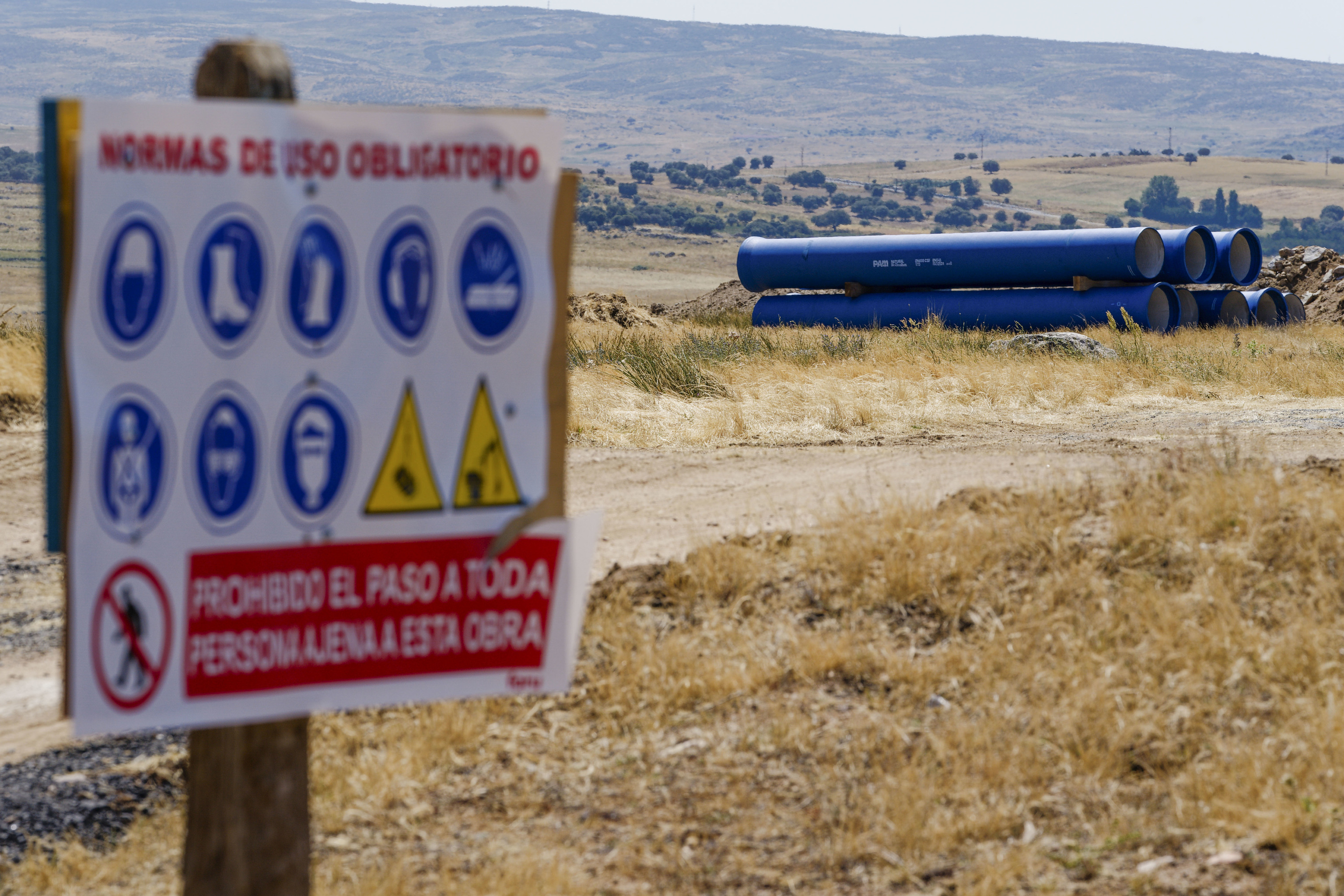 Tres unidades de la UME se han desplegado en  �vila para "apoyar" la reparaci�n de la tuber�a de 20 kil�metros que une el embalse de Serones y la Estaci�n de Tratamiento de Agua Potable (ETAP) y que desde el mi�rcoles mantiene a la ciudad sin agua potable.