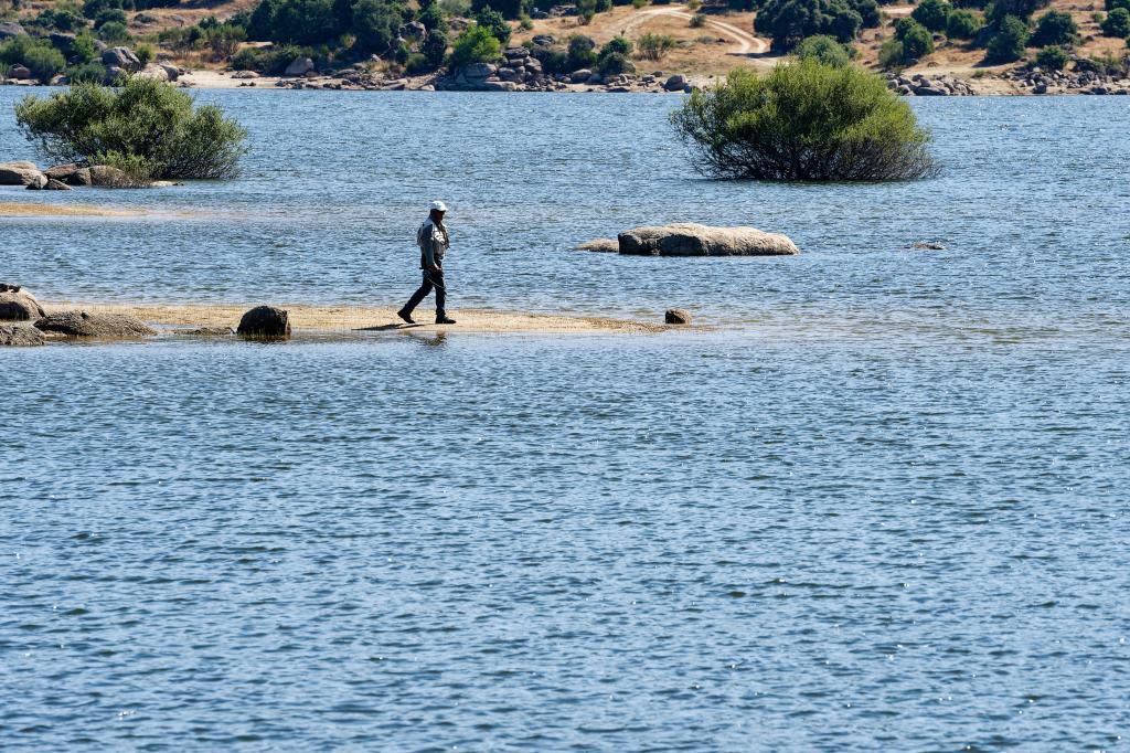 Vista del embalse de El Burguillo (�vila) a la altura del puente de la Gaznata donde este lunes ha sido localizado el cuerpo sin vida del ba�ista desaparecido ayer, domingo.