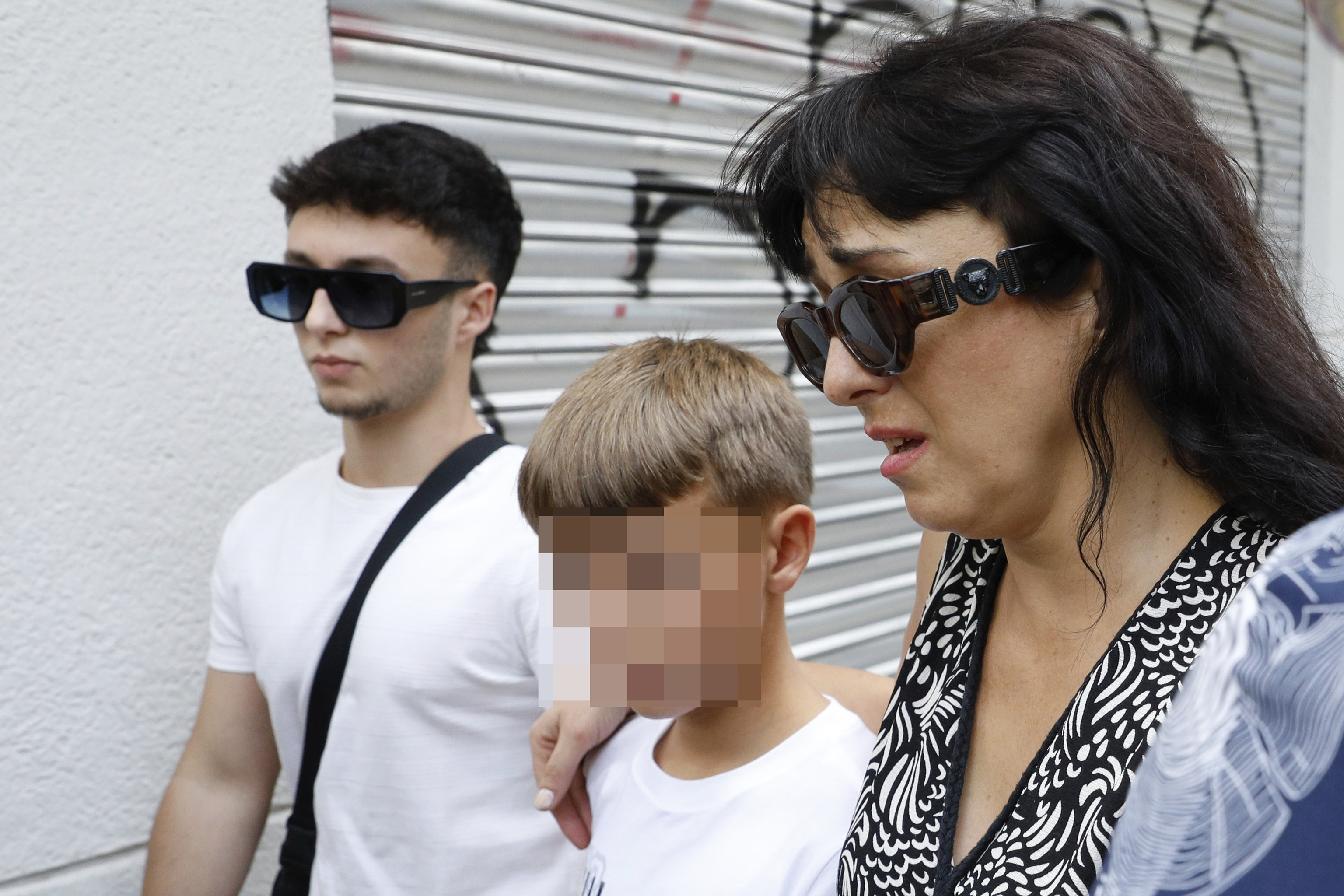 Juana Rivas, junto a sus dos hijos, en julio pasado en Granada.