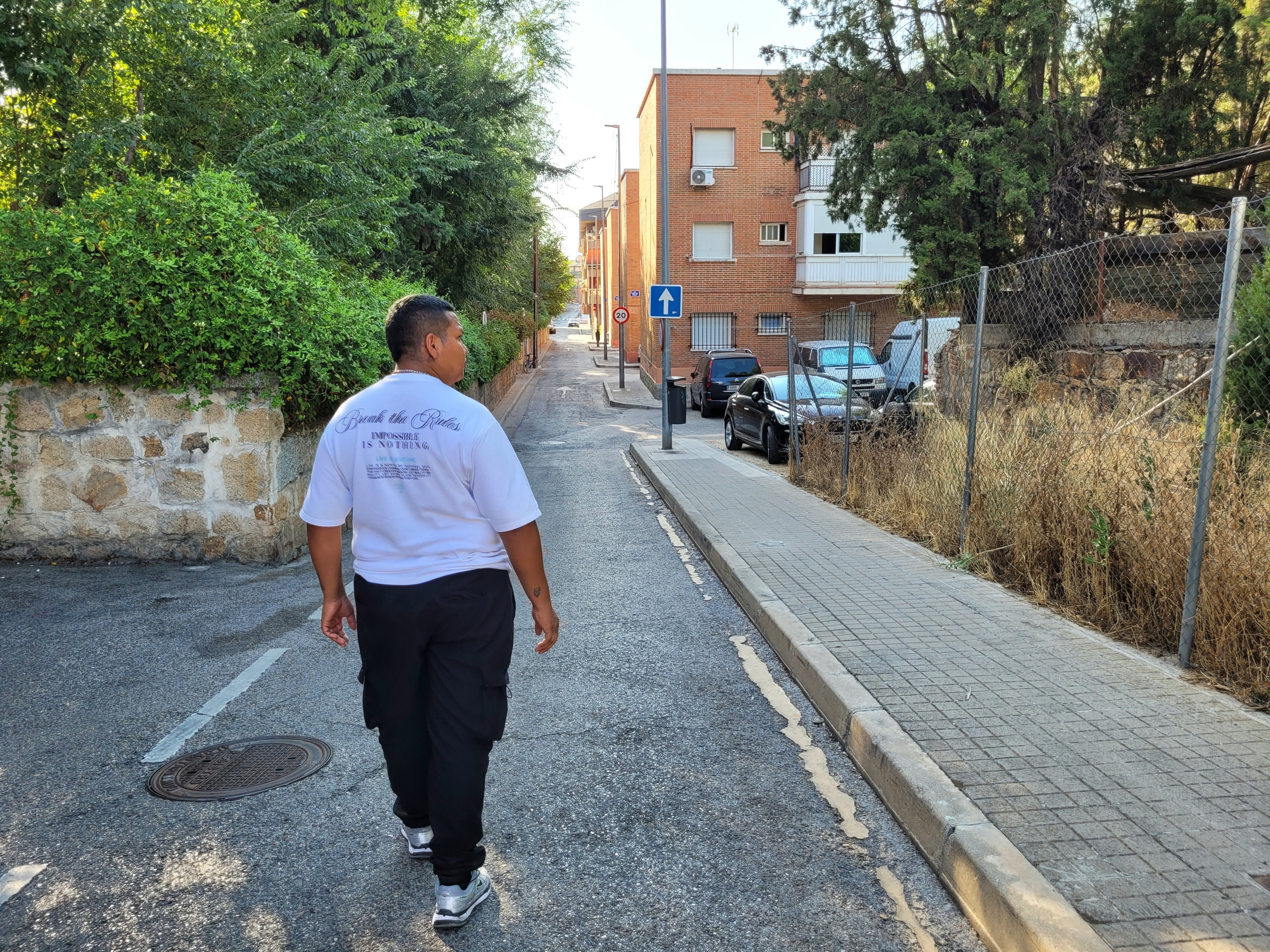 Juan David, hijo de Orlinda, anda por una calle de Las Rozas este pasado fin de semana.