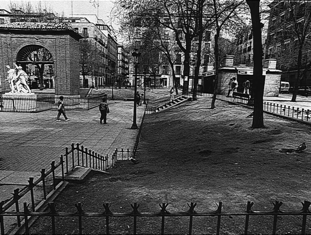 2 Mayıs Plaza, 1994'ten bir görüntü.