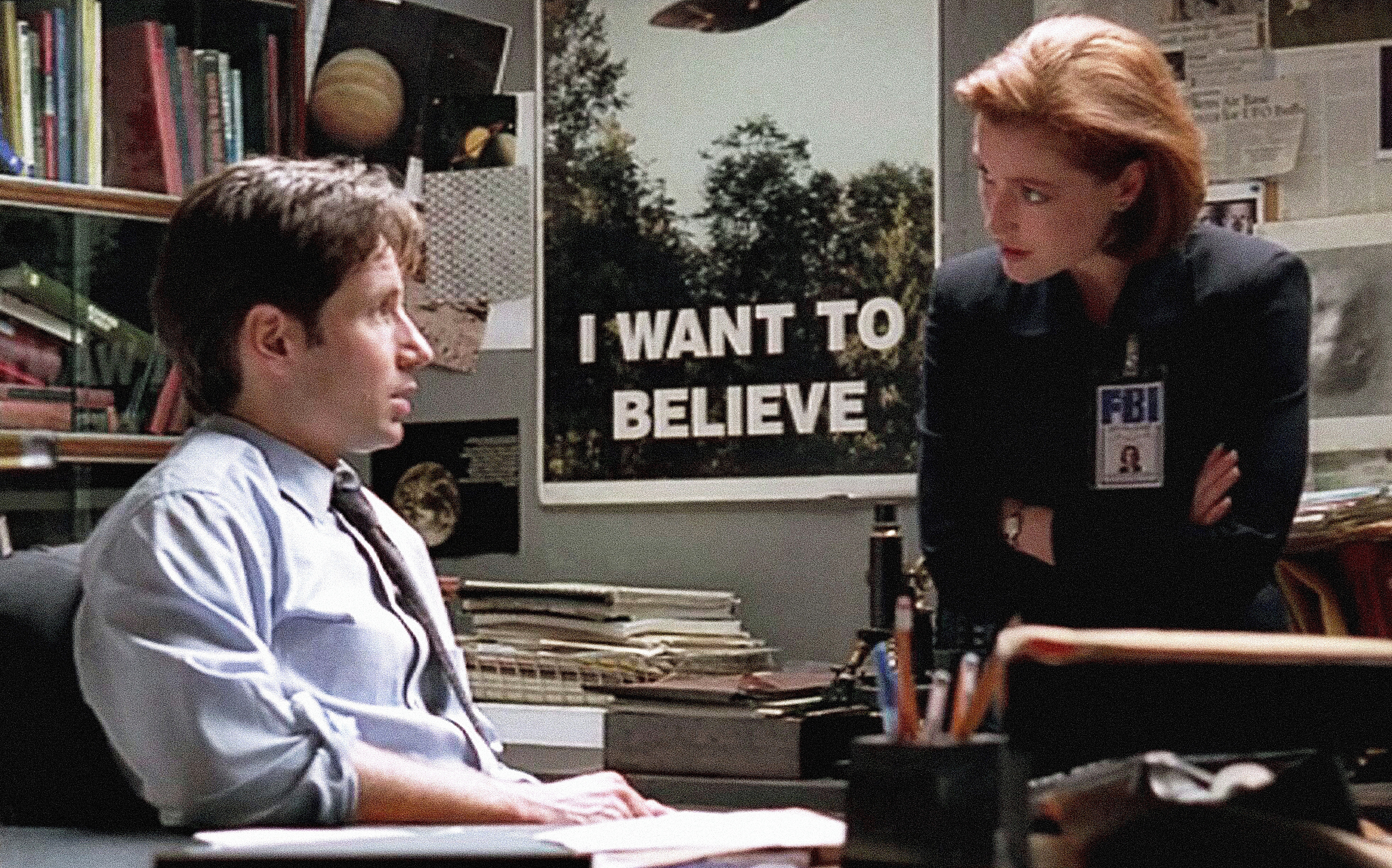 Los agentes Fox Mulder y Dana Scully, protagonistas de la ficción alienígena 'Expediente X'.