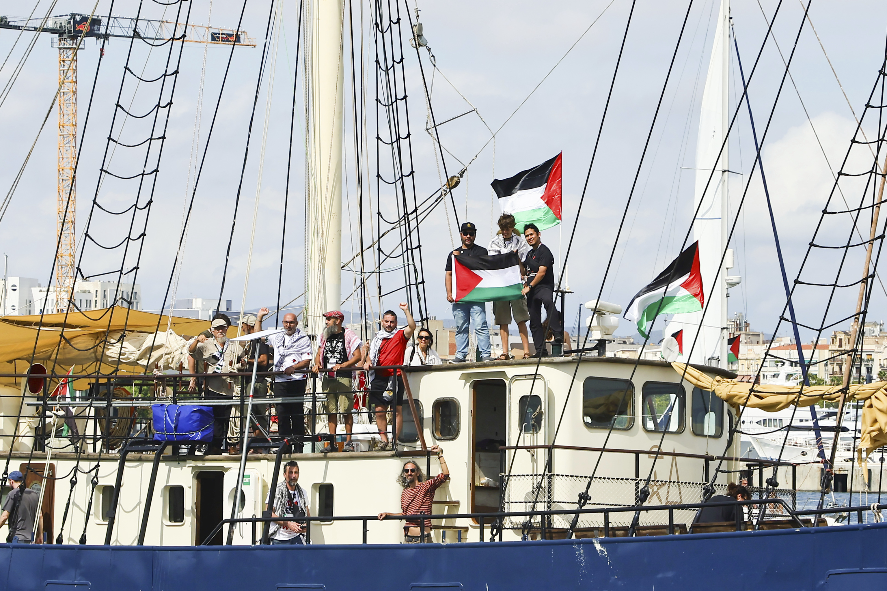 La Global Sumud Flotilla en el puerto de Barcelona, en 2025, zarpando hacia la Franja de Gaza (Palestina).