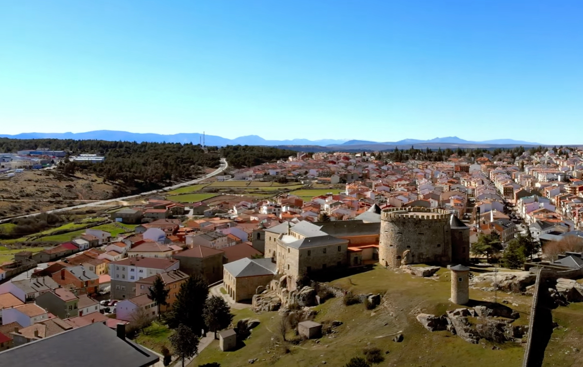 El silencioso pueblo de �vila a una hora de Madrid en el que descansaban los escritores: castillo renacentista, dehesa y un paseo entre esculturas