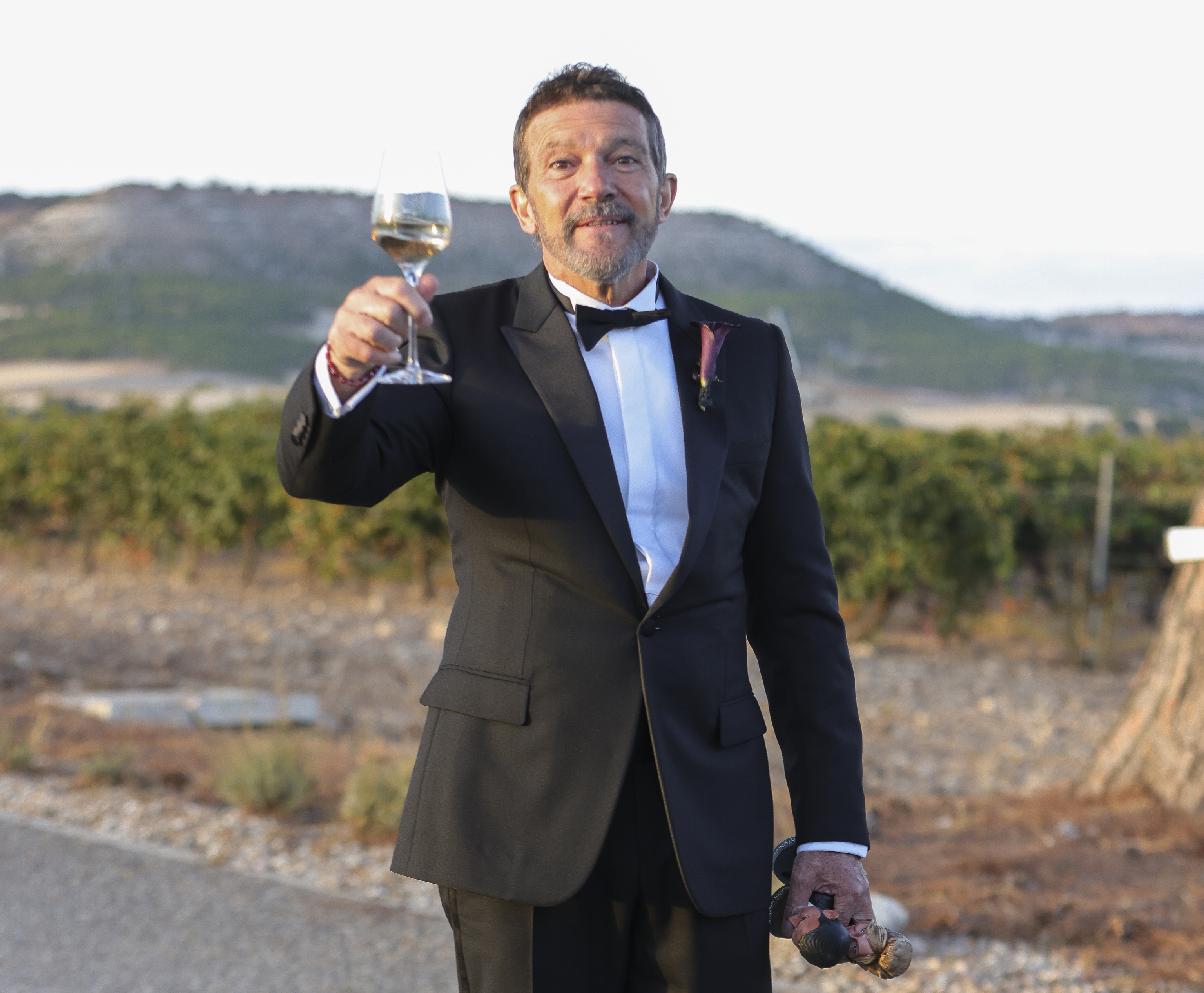 Antonio Banderas brinda con los periodistas tras la boda de su hija este s�bado en Valladolid.