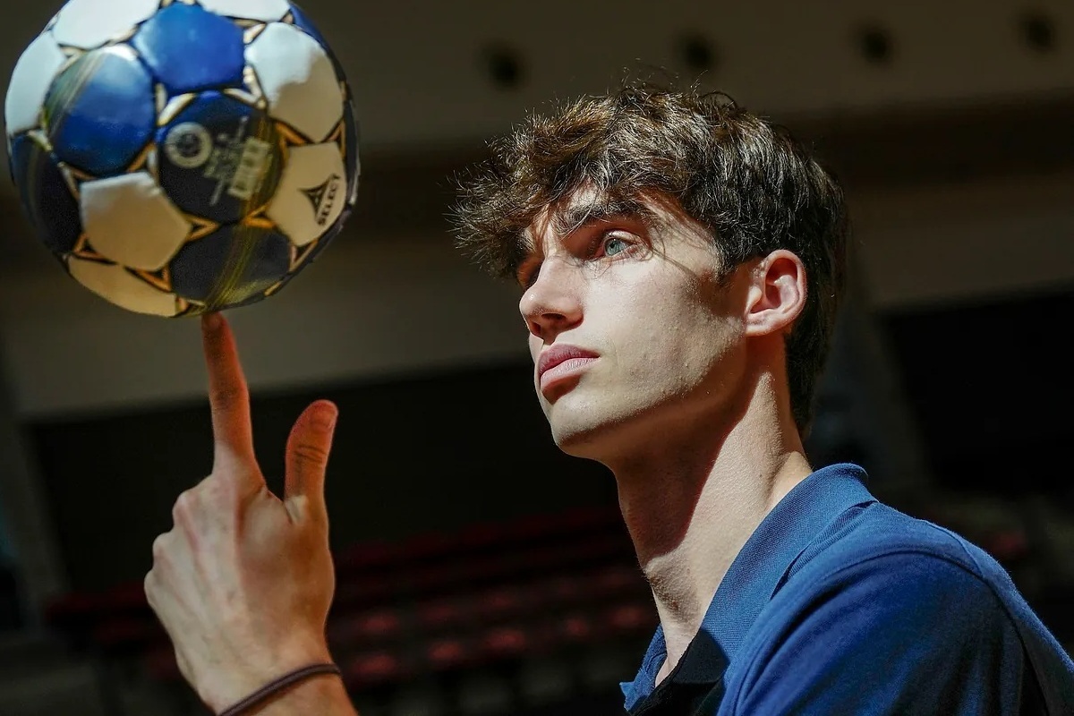 Pablo Urdangarín posa con un balón antes de su debut con España