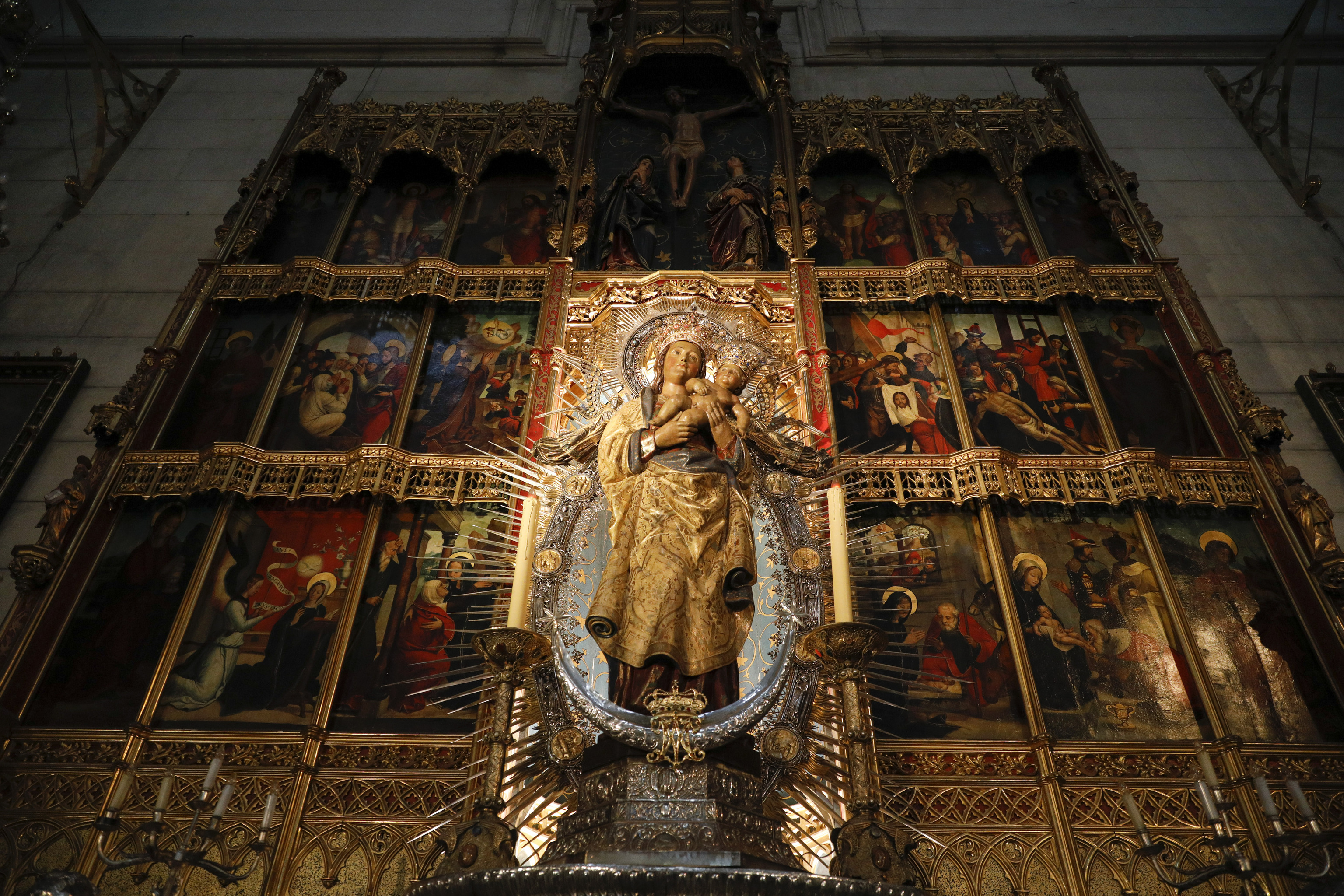 las-sorprendentes-historias-y-leyendas-de-la-virgen-de-la-almudena-la