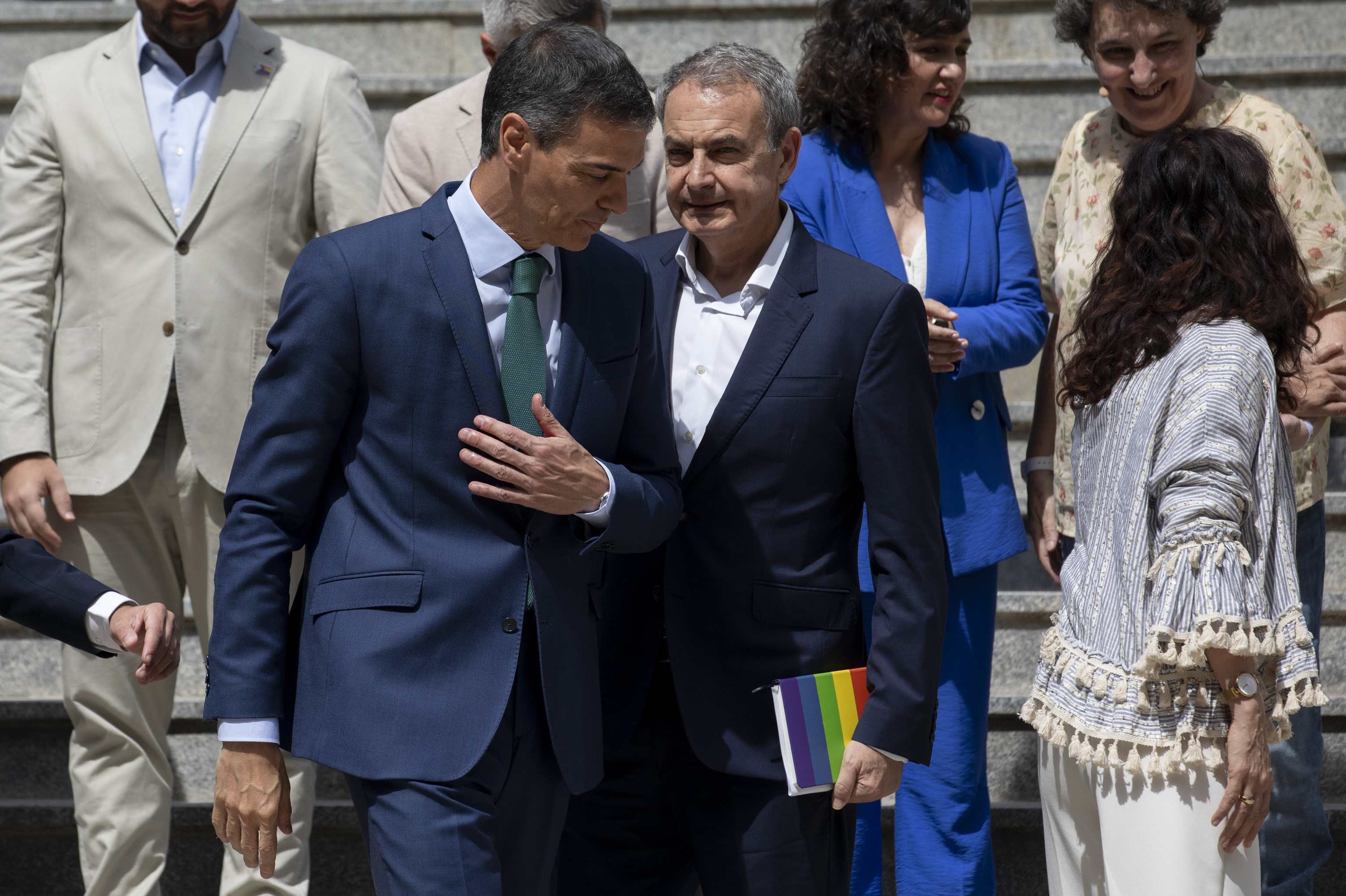 El presidente del Gobierno, Pedro Sánchez, y su antecesor José Luis Rodríguez Zapatero.