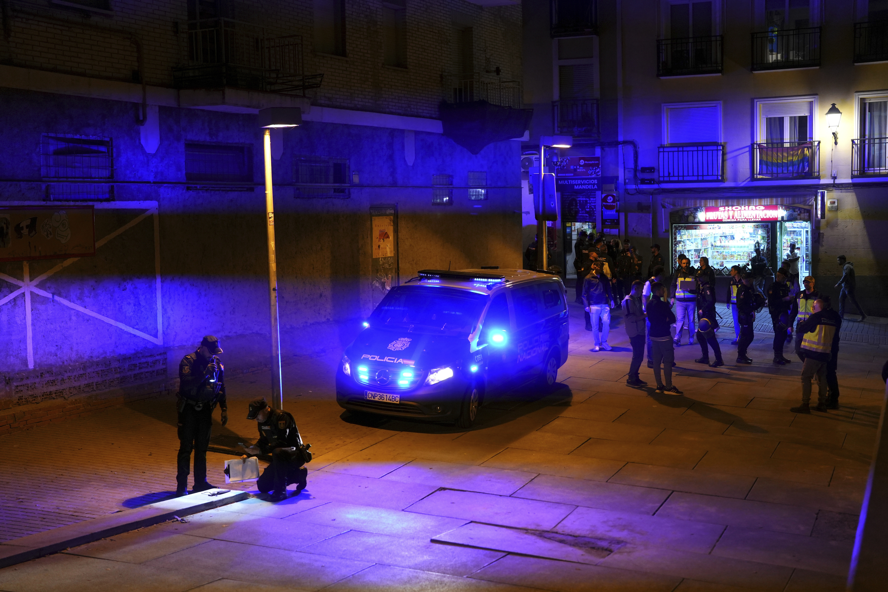 Polic�as nacinoales en la plaza de Nelson Mandela de Lavapi�s.