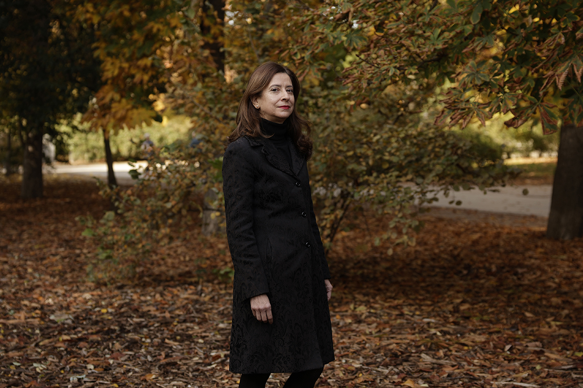 La escritora Ana Merino hace unos días en el parque del Retiro de Madrid.